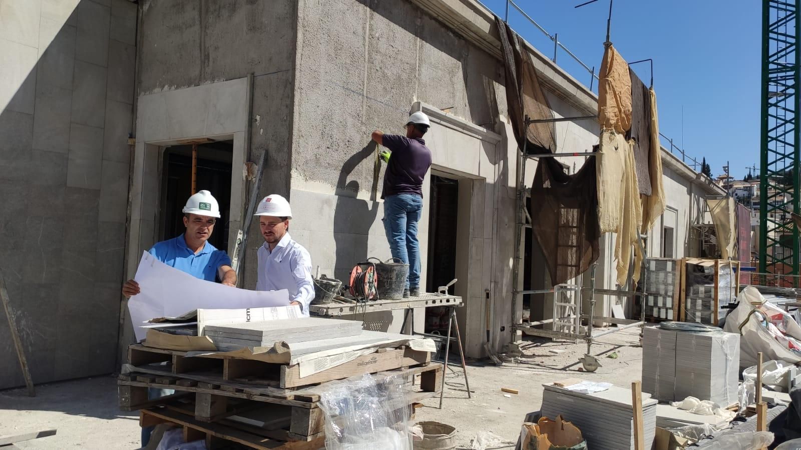 Seguimiento de obra en la terraza del hotel.