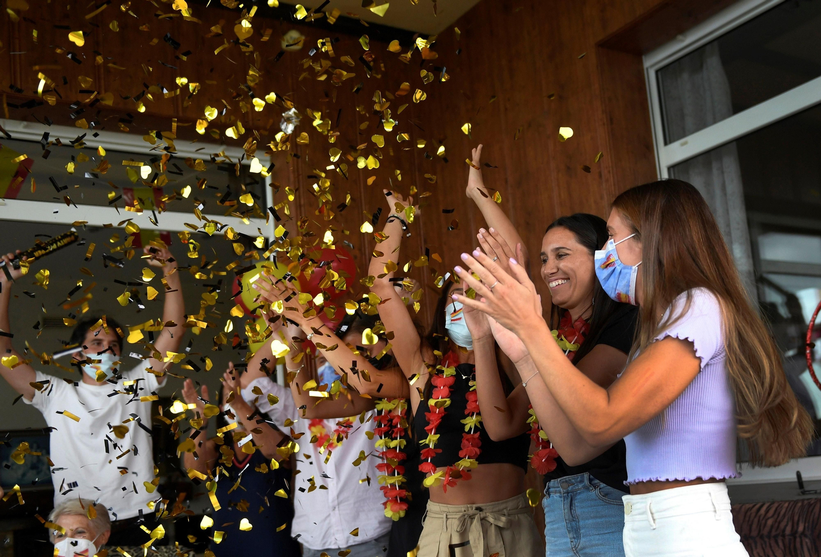 La mujer y familia de Damián Quintero celebra la plata del malagueño. La mujer y familia de Damián Quintero celebra la plata del malagueño.