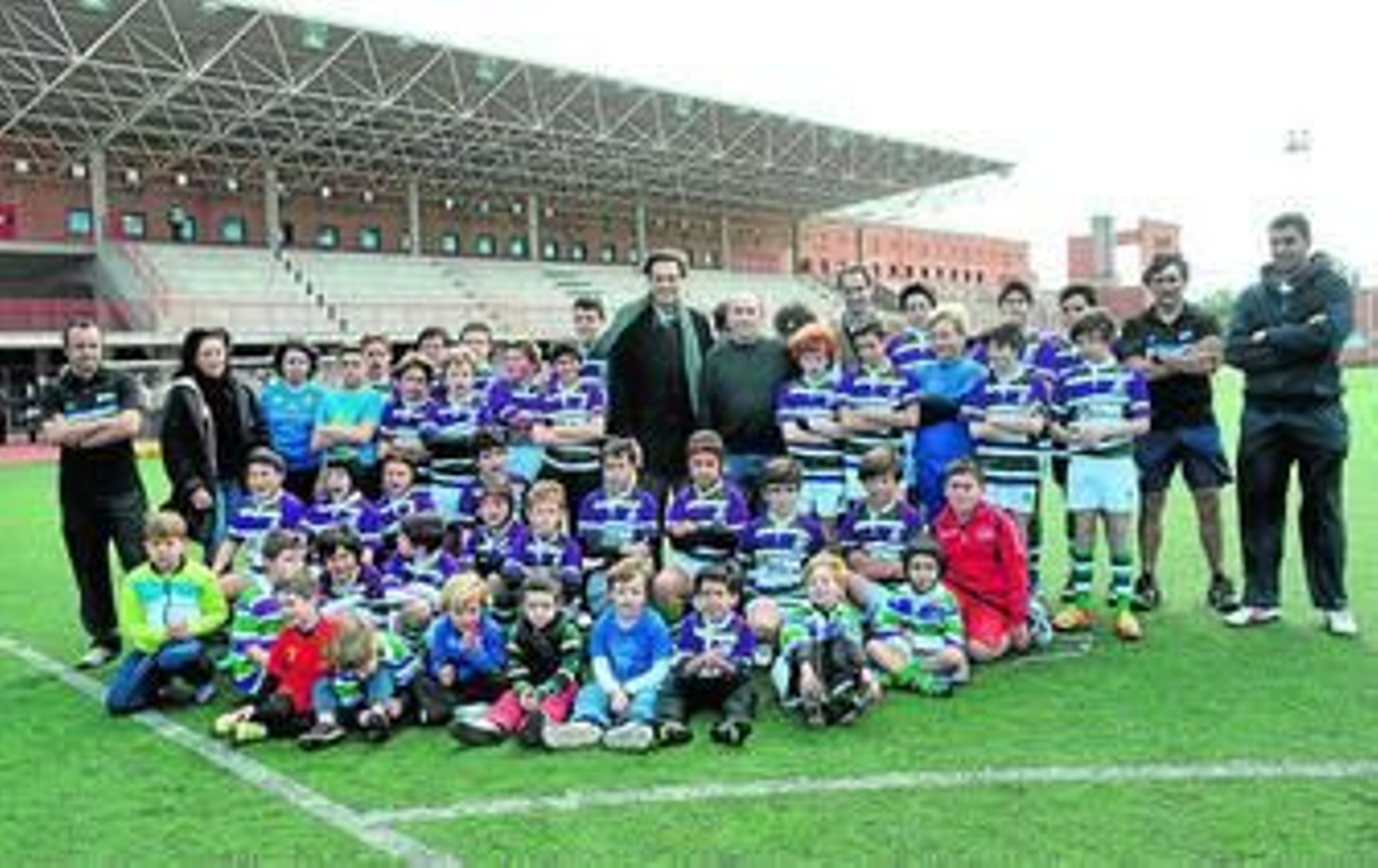 El concejal de Cultura, Damián Caneda, con los niños que forman parte de la escuela.