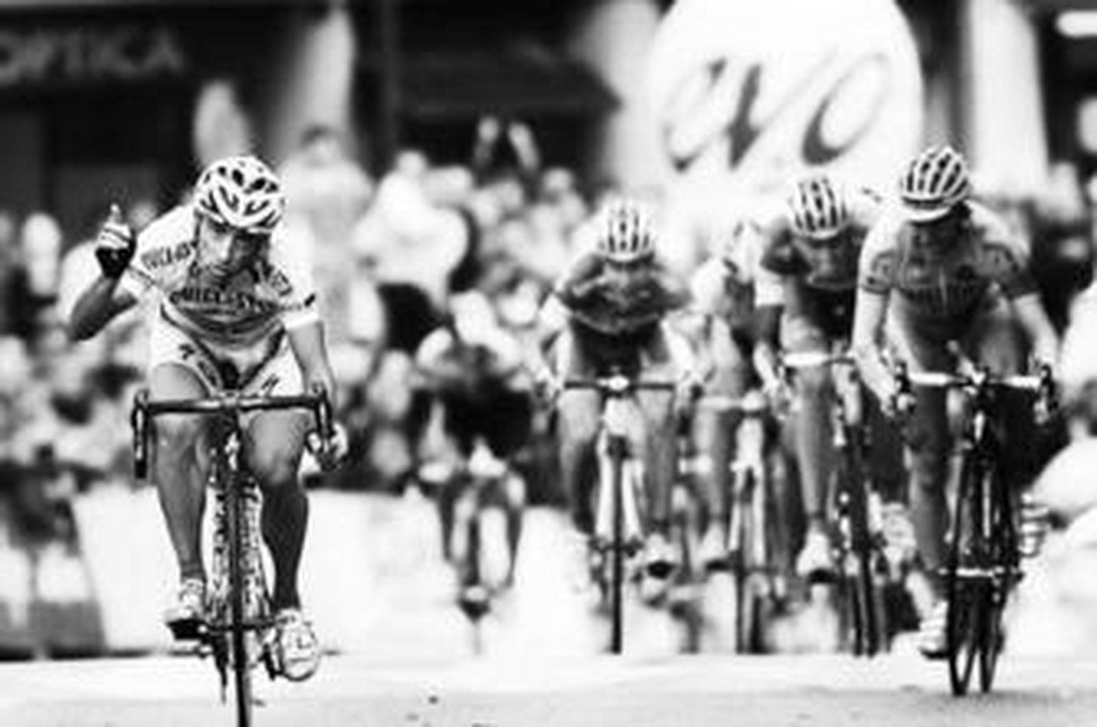 Paolo Bettini celebra su triunfo a su llegada a la meta de Suances.