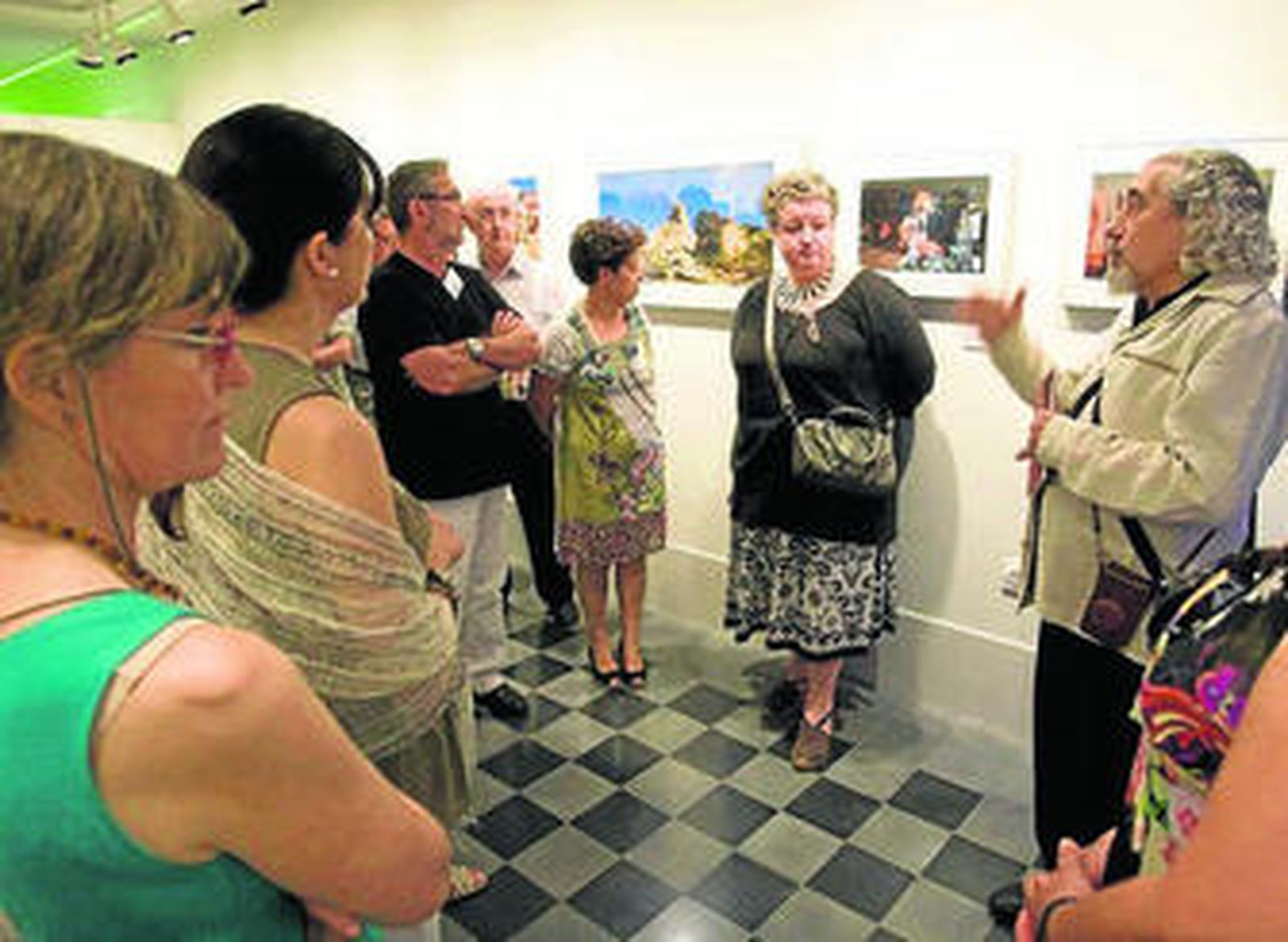 Carlos de Paz dando unas explicaciones a los miembros de la Asociación.