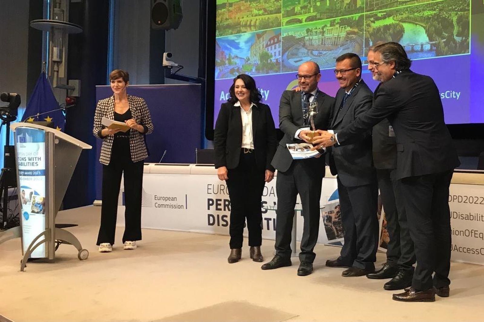 El delegado de Inclusión y Accesibilidad recibe el premio en Bruselas.