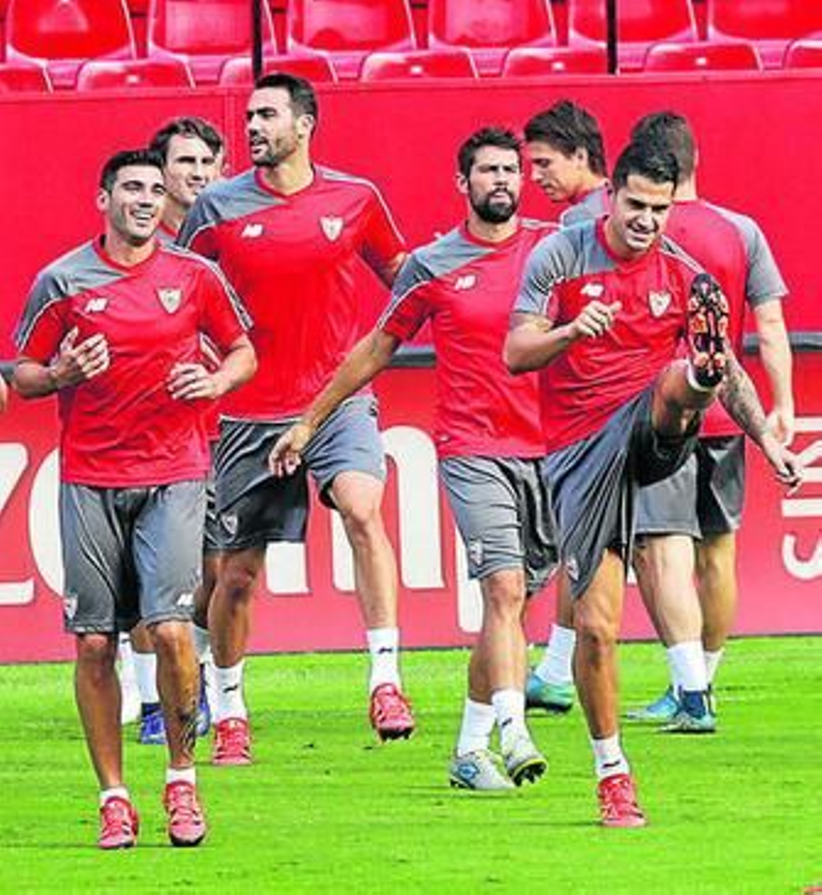 Reyes, Iborra, Coke, Konoplyanka, Vitolo y Gameiro, durante la sesión del equipo en el estadio.