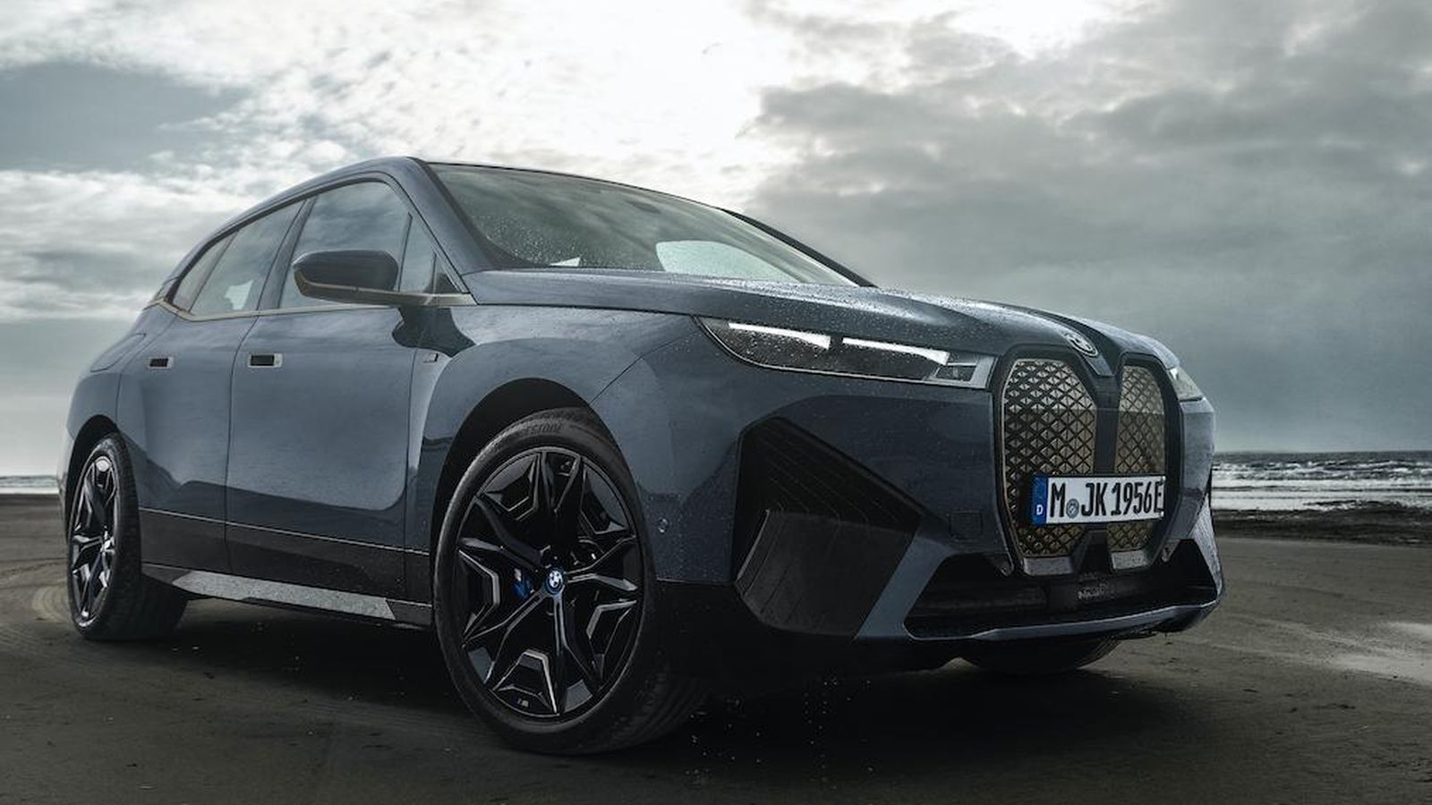 Con el iX M60, BMW promete un comportamiento dinámico sobresaliente por la combinación de potencia y un chasis muy evolucionado.