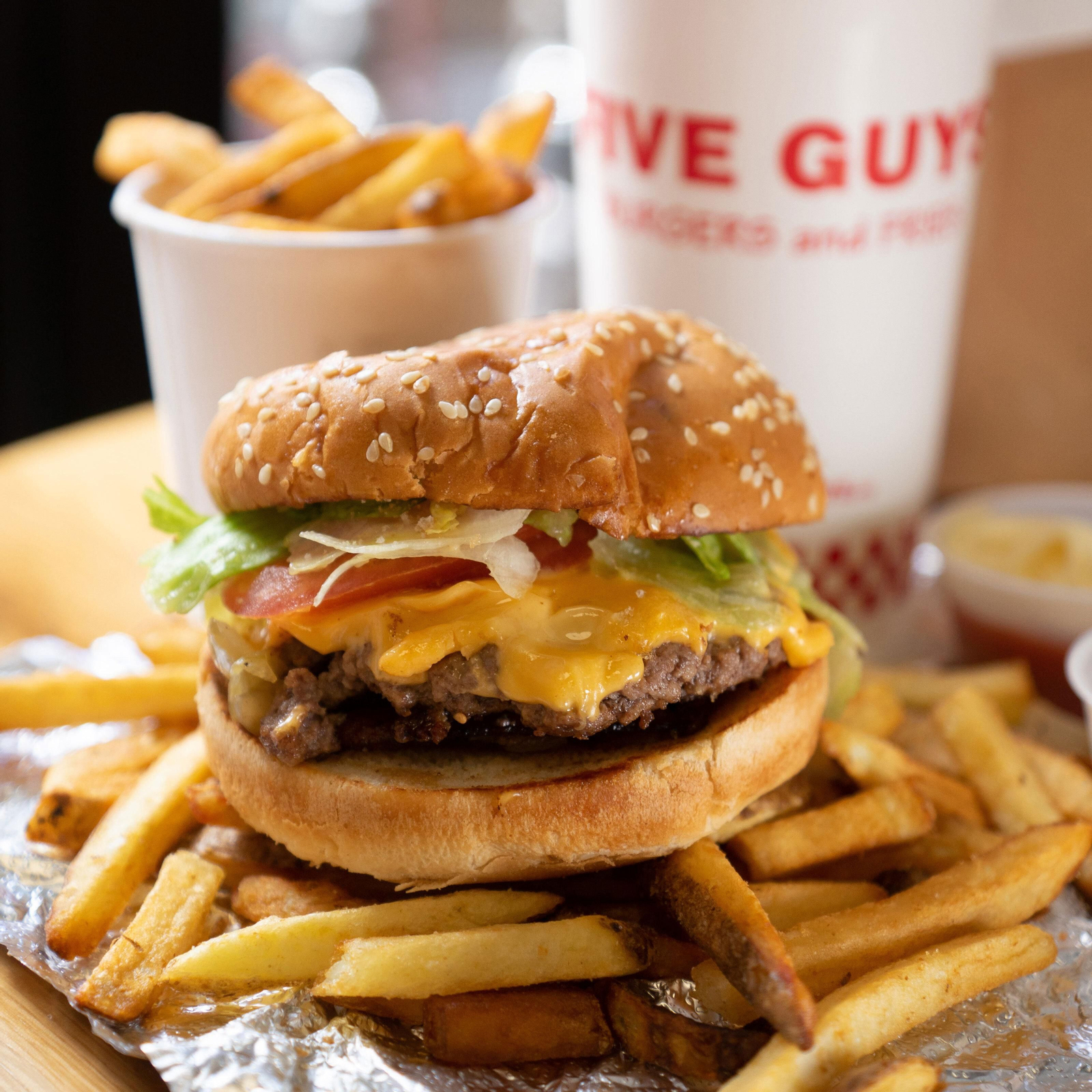 Una de las muchas modalidades de hamburguesas que se pueden comer en esta enseña.