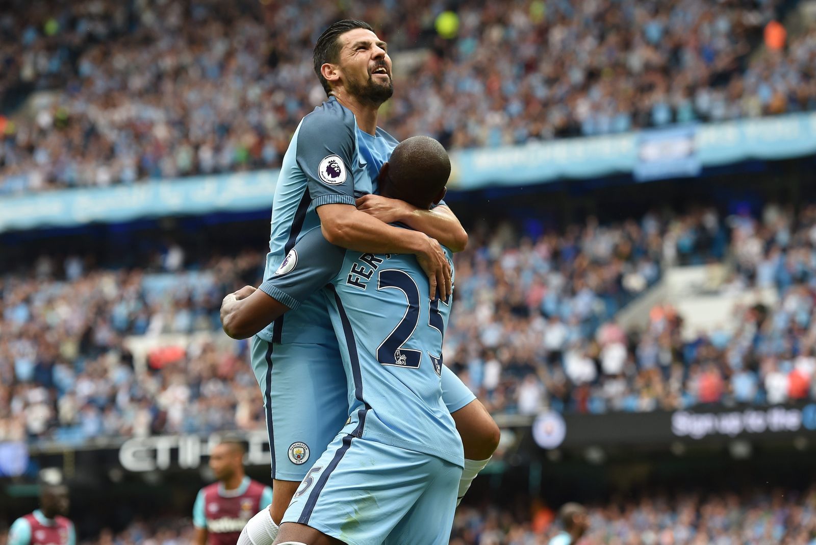 Nolito celebra un gol con Fernandinho en un encuentro de la Premier League con el Manchester City.