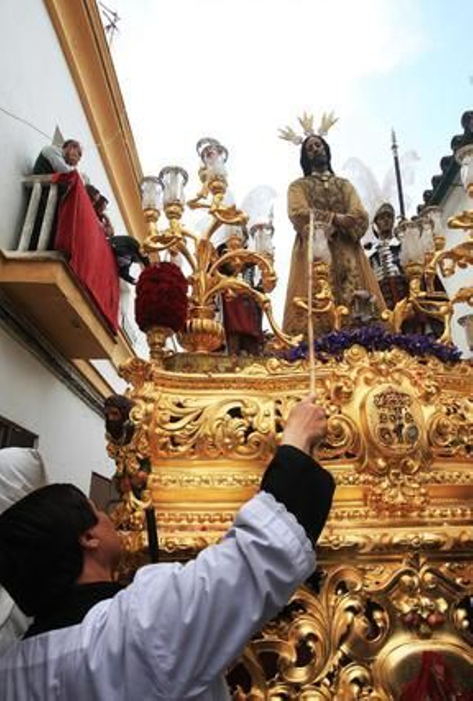 El viento se erigió como uno de los enemigos durante la jornada del Domingo de Ramos, como muestra el monaguillo que intenta mantener encendidos los candelabros del Transporte.

Foto: Vanesa Lobo