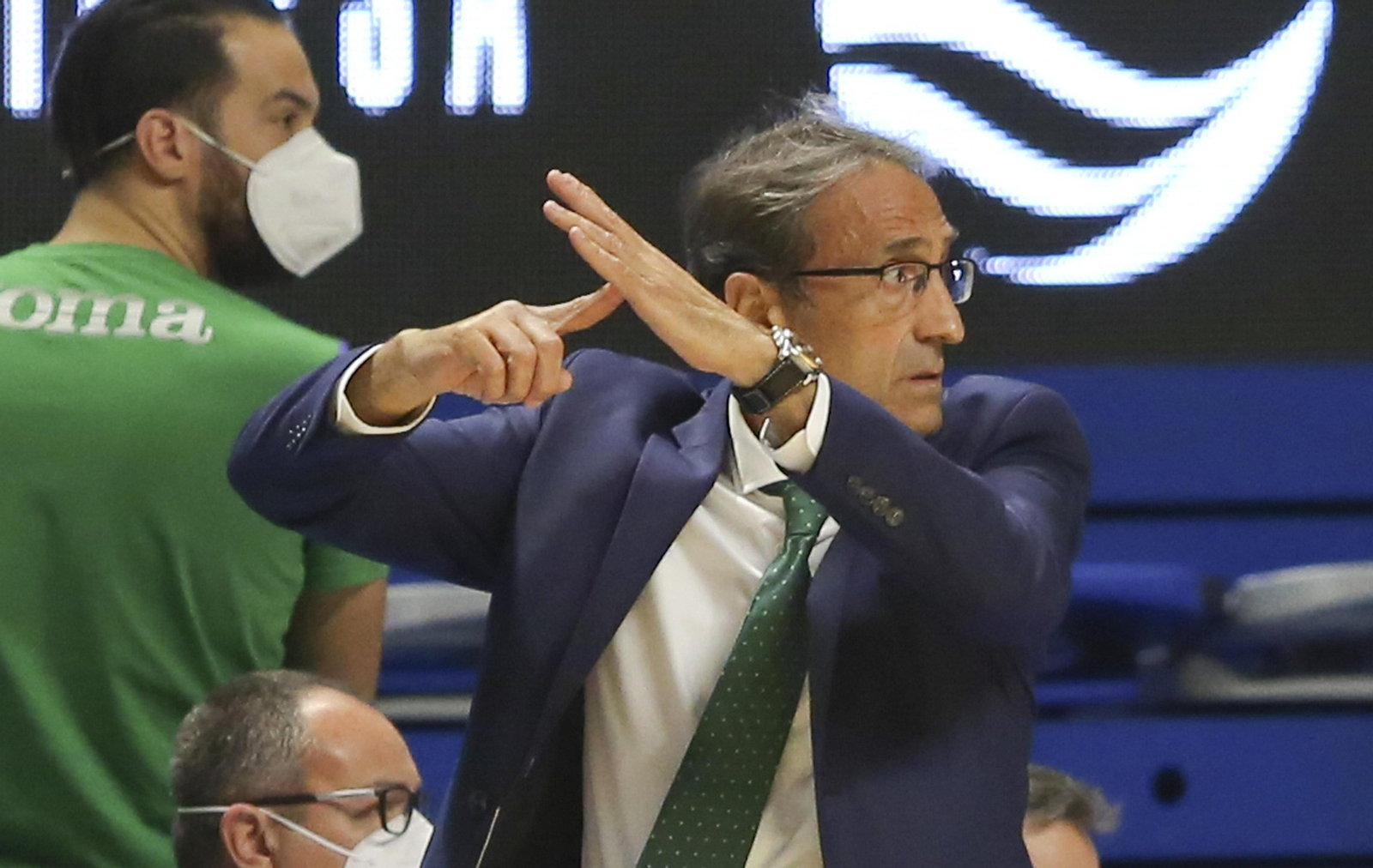 Luis Casimiro pide un tiempo muerto.