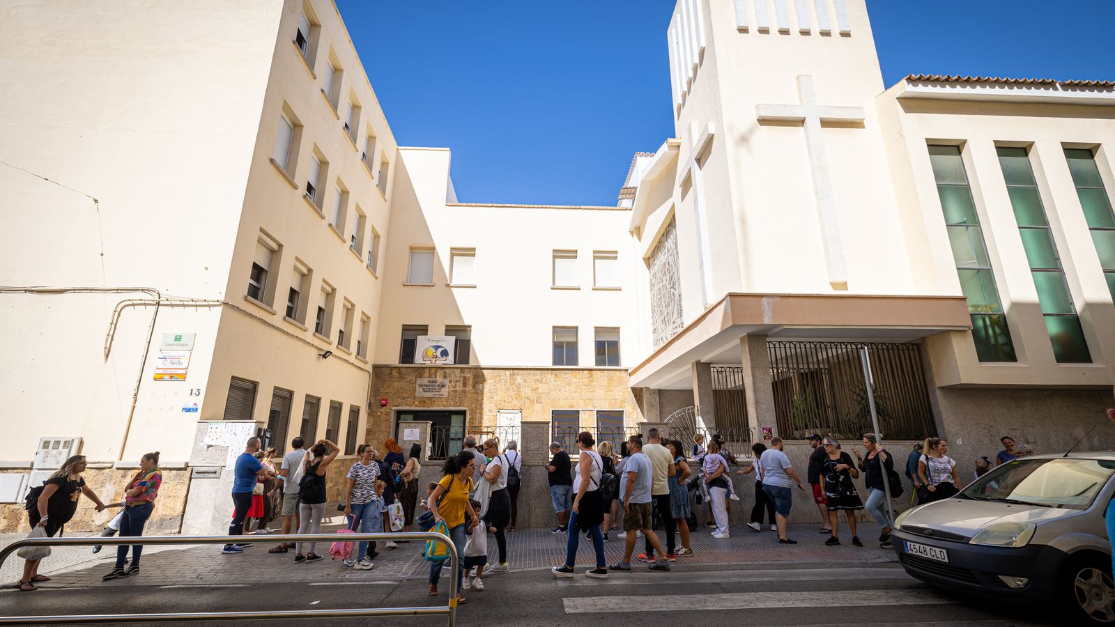 Salida de escolar del colegio Rebaño de María, en la calle Trille.