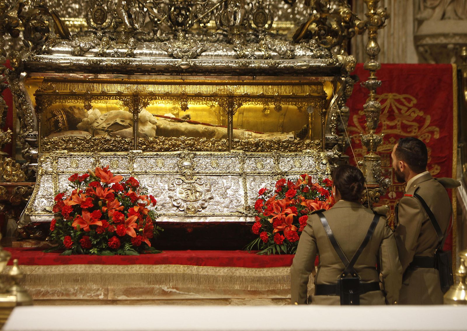 Dos soldados, en un descanso de la guardia, se acercan a la urna con los restos de San Fernando.