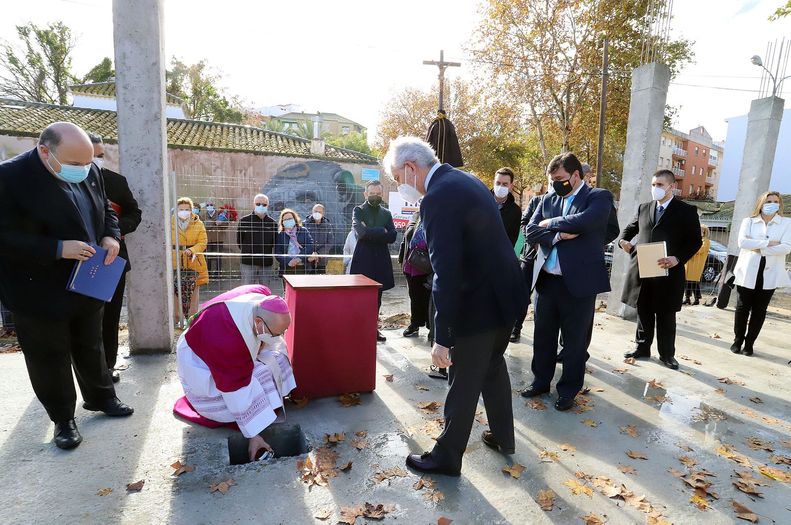 El Obispo de Huelva, Santiago Gómez, coloca la primera piedra de la nueva parroquia de Cristo Sacerdote, en imágenes