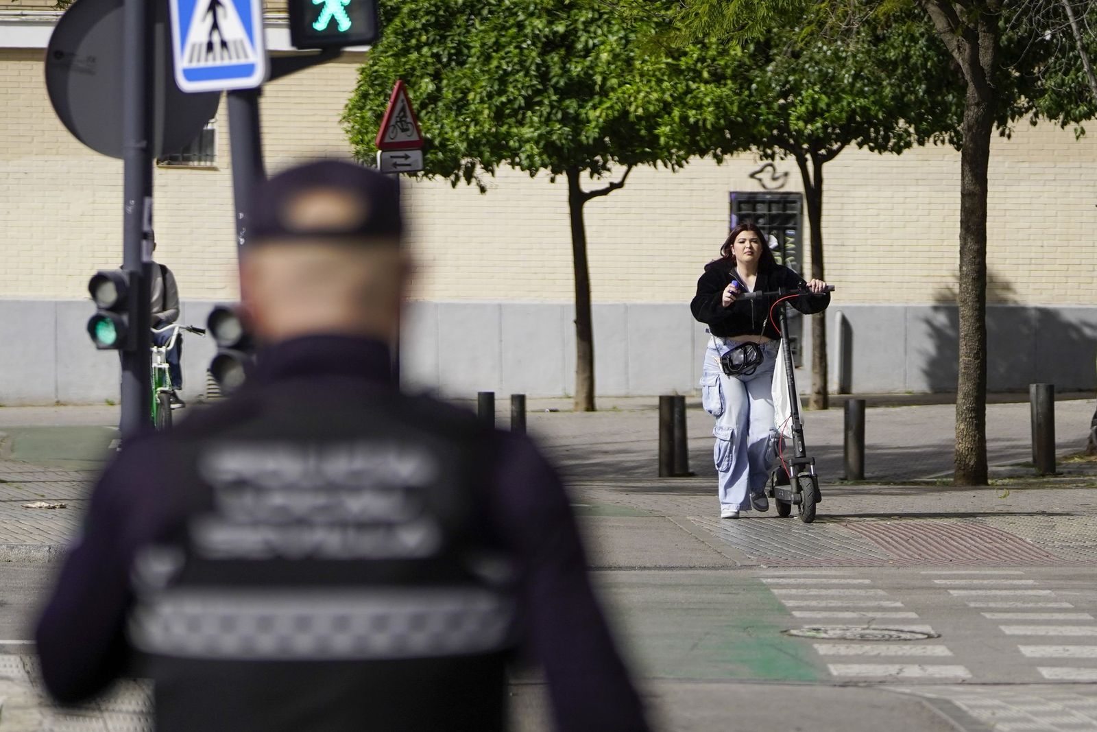 Primer día de multas a los patinetes de Sevilla, en imágenes