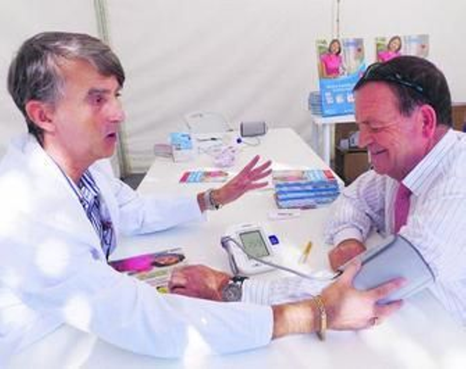 Alberto Fernández, enfermero del Clínico, toma la tensión a un hombre.