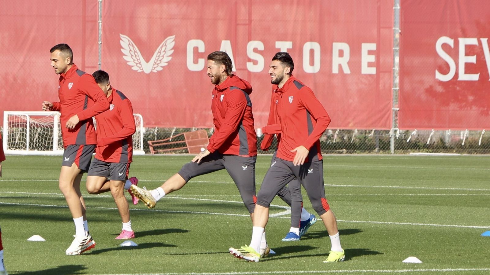 Rafa Mir se ejercita junto a Joan Jordán y Sergio Ramos en la sesión de ayer.
