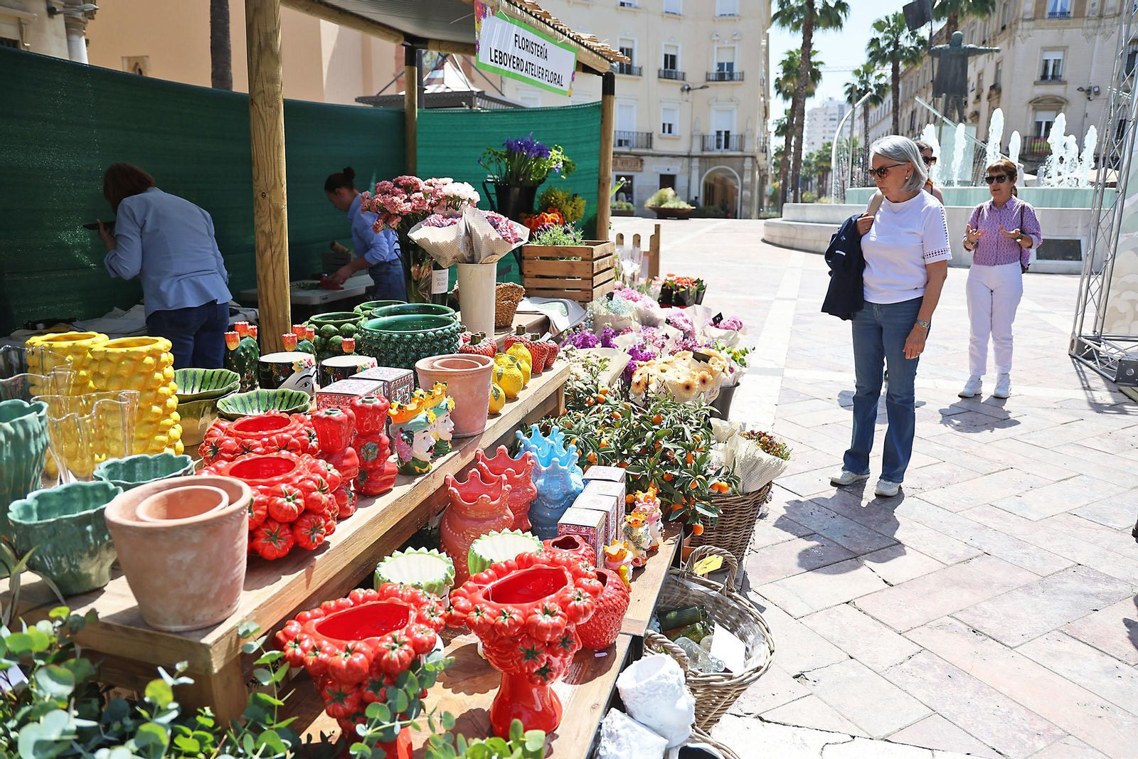 Imágenes del mercado floral ubicado en la Plaza de las Monjas de Huelva
