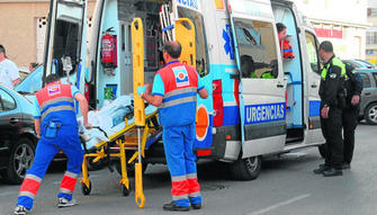 Una ambulancia atiende un accidente, en el que una víctima tuvo que ser llevada al hospital.