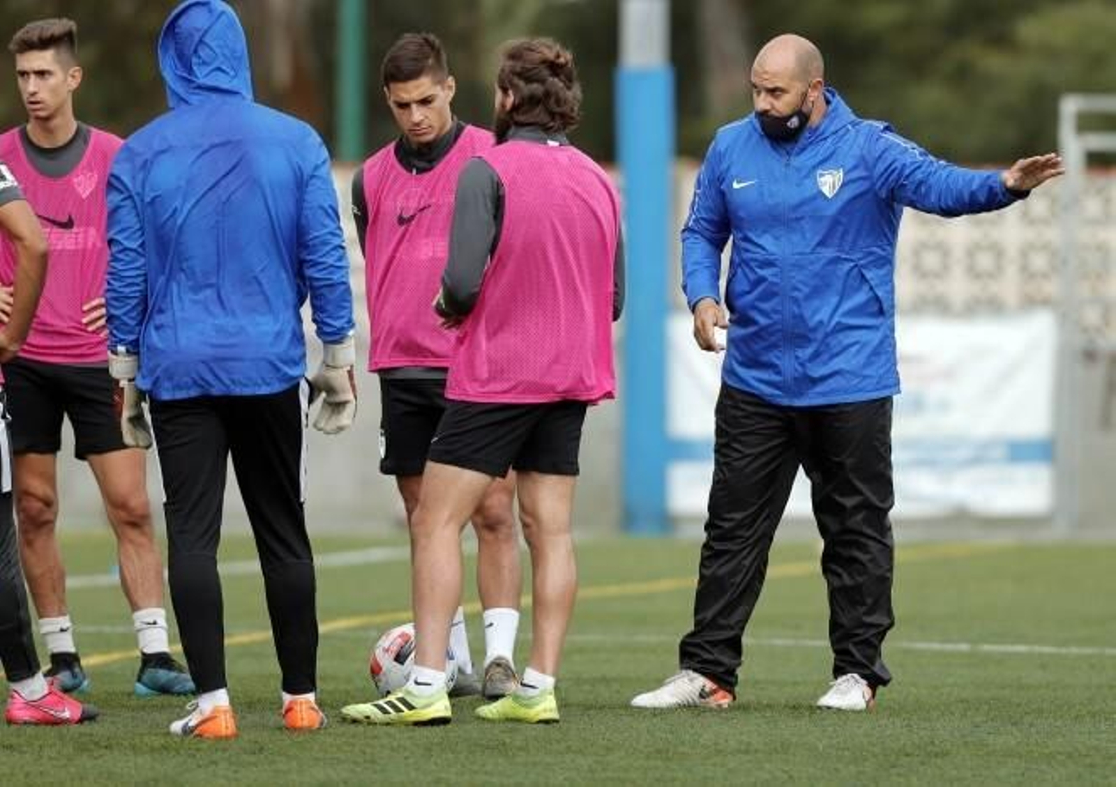 Bravo da indicaciones a los jugadores del Atlético Malagueño.