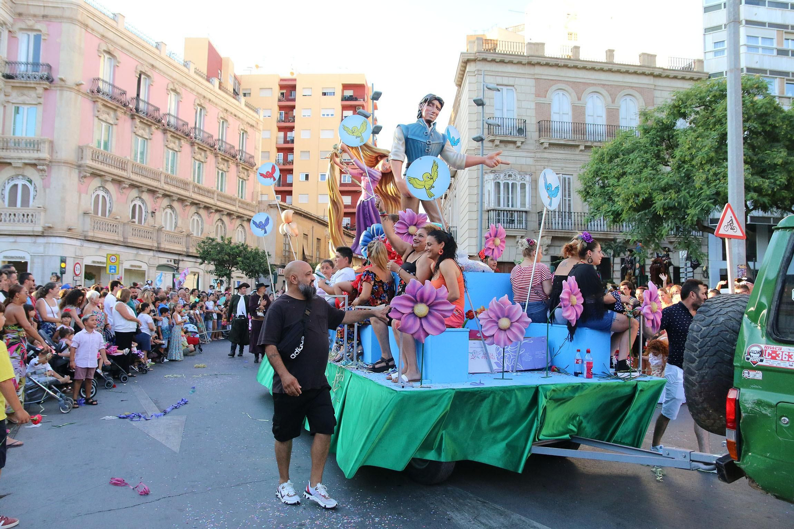La Batalla de las Flores ha regresado inundando Almería de claveles