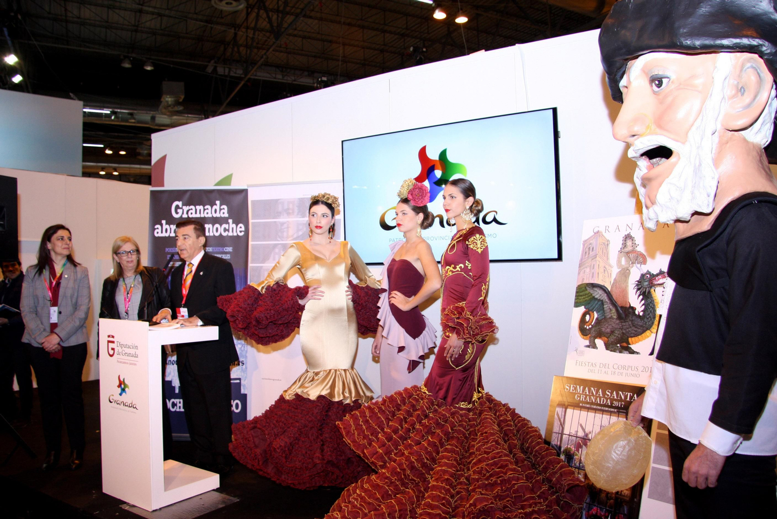 La tarima del stand de Granada se quedó pequeña entre flamencas, carteles y un cabezudo Chorrojumo.