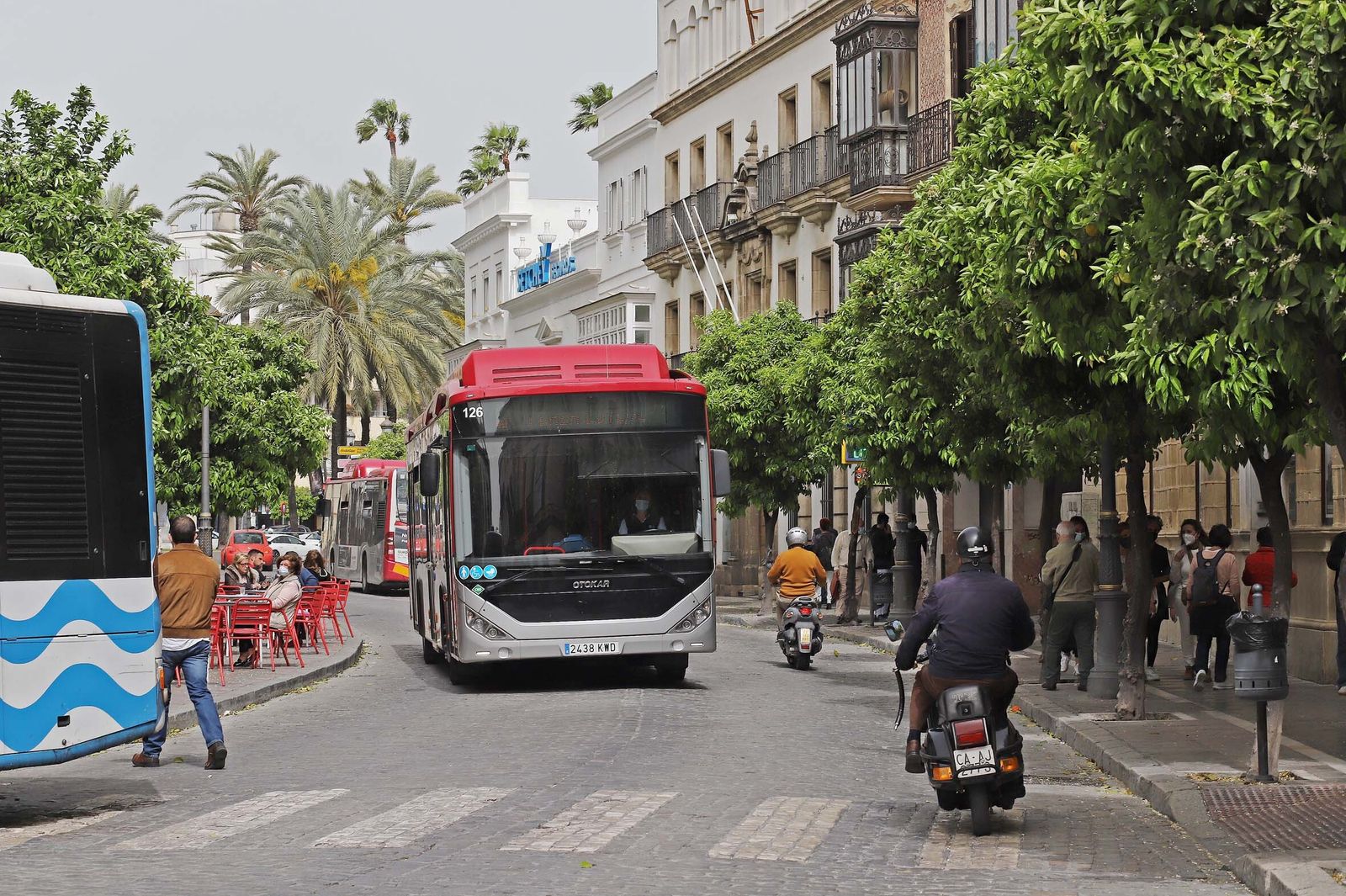 Un autobús urbano llegando a la Rotonda de los Casinos.
