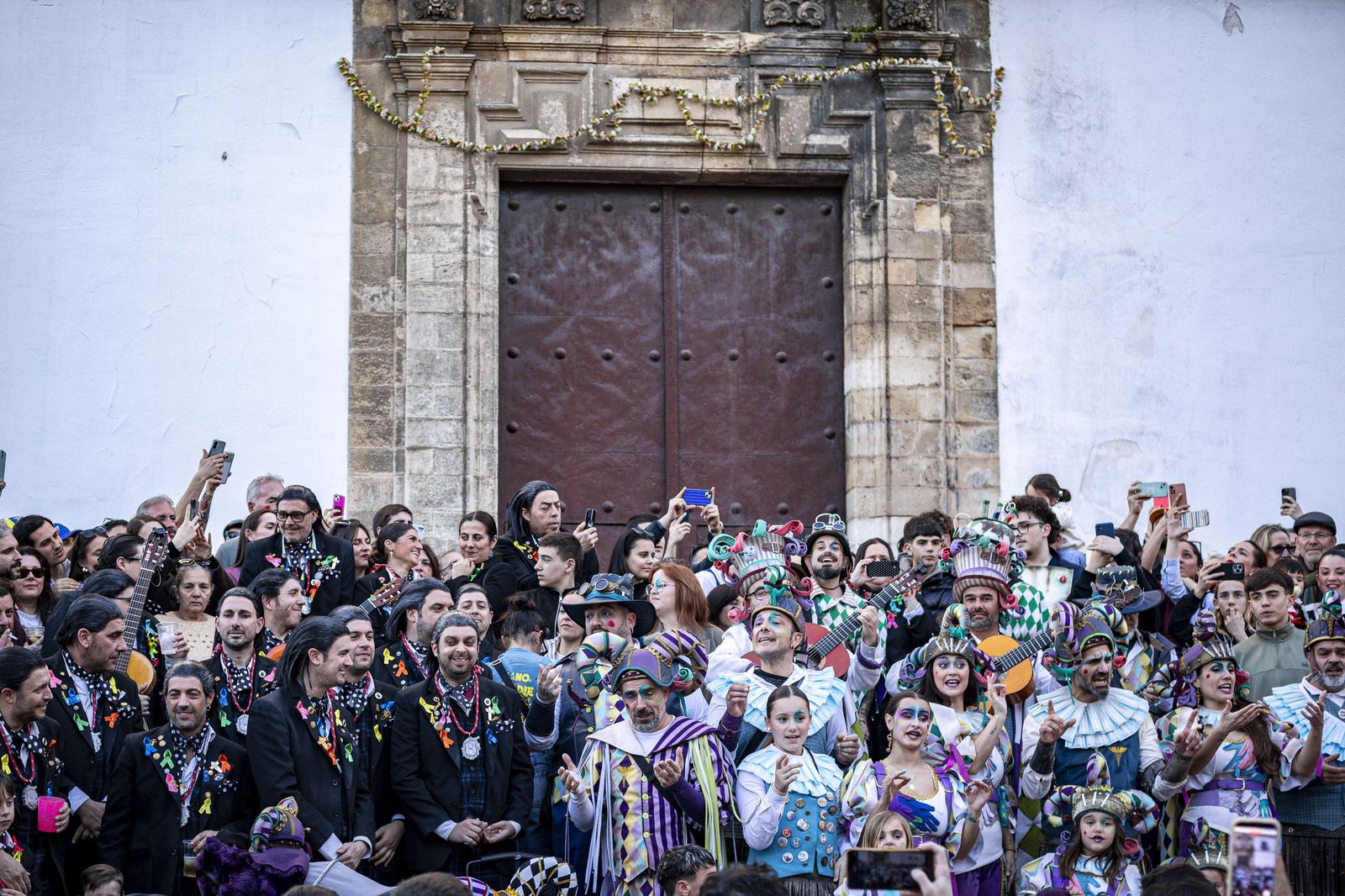 El multitudinario encuentro entre los dos primeros premios del Carnaval de Cádiz, en imágenes