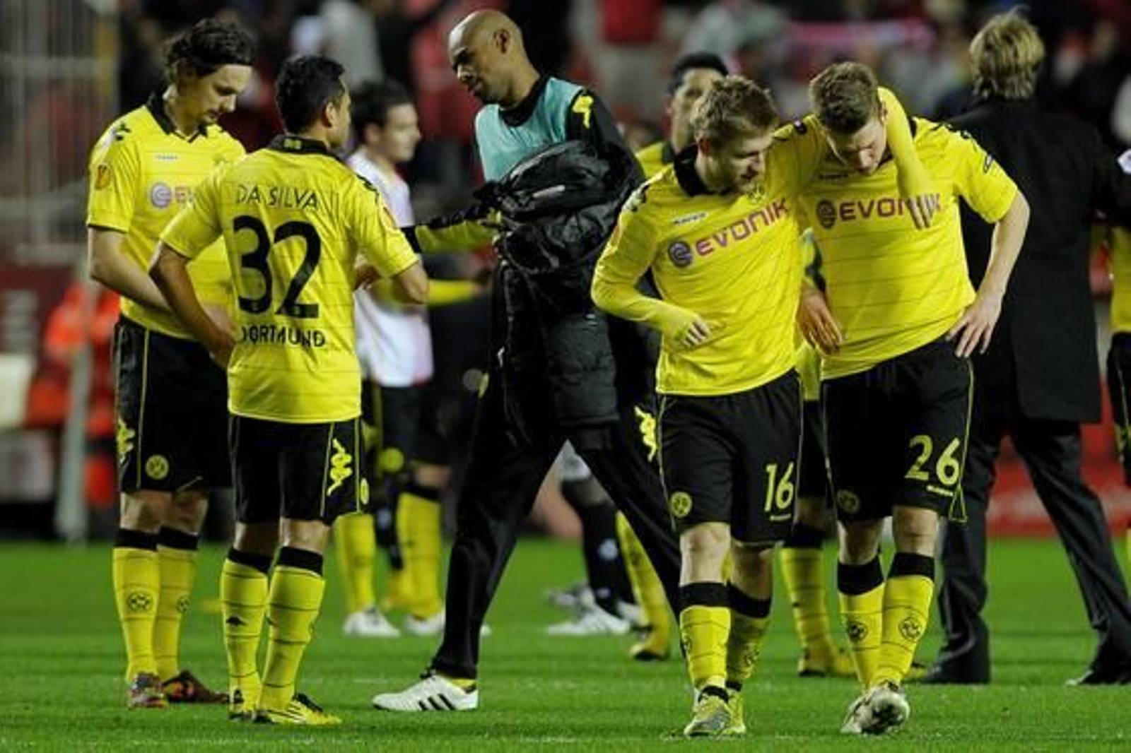 El Sevilla pasa a la siguiente ronda de la Liga Europa tras empatar 2-2 con el Borussia Dortmund. / AFP