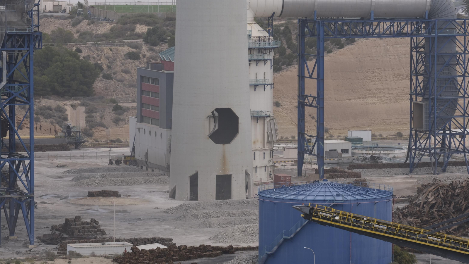 El derribo de la Torre Litoral de Endesa en Carboneras, en imágenes