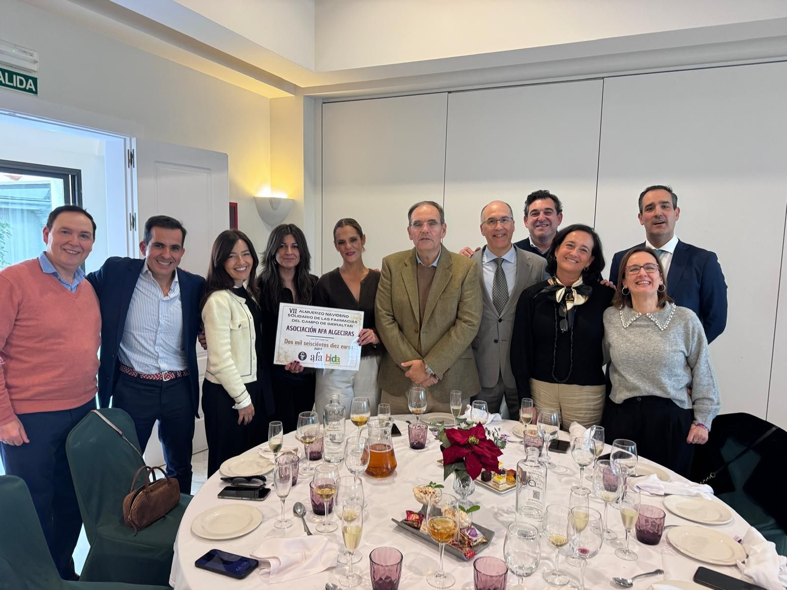 Farmacéuticos del Campo de Gibraltar con los responsables de AFA Alzheimer Algeciras.