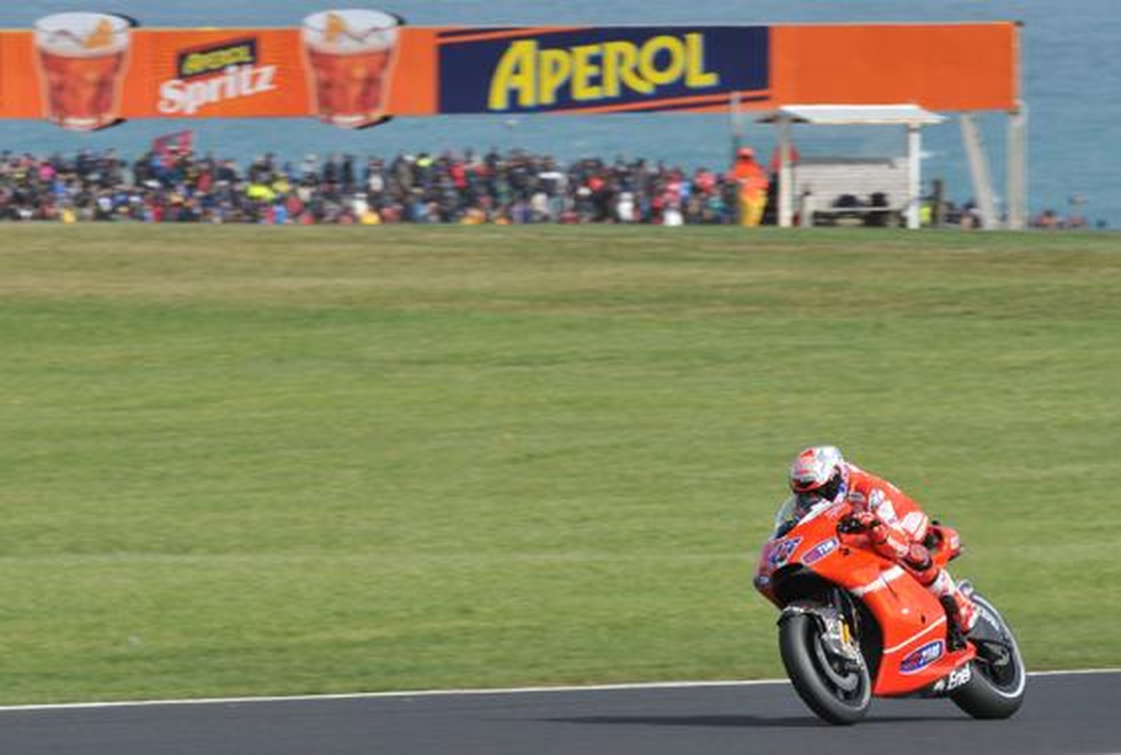 Stoner vuelve a imponer su ley en Australia y vence por delante de Lorenzo y Rossi.

Foto: EFE · AFP · Reuters