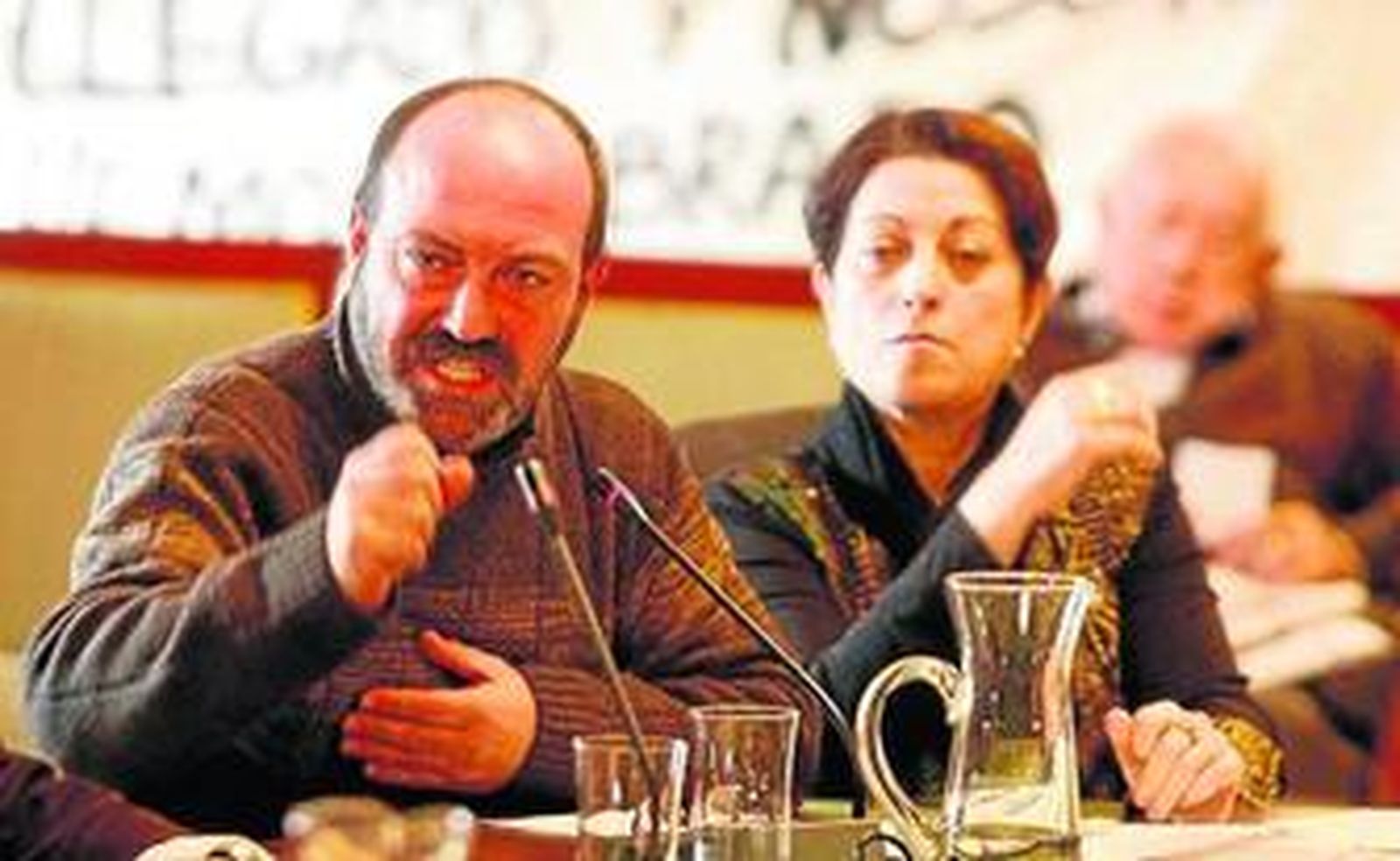 Vecinos y trabajadores se dan cita en los plenos para reivindicar soluciones a sus problemas económicos.