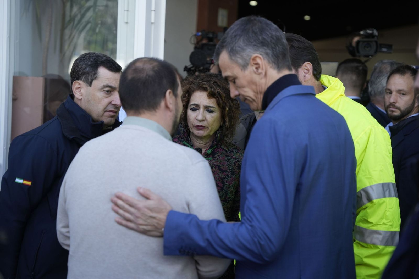 El presidente de la Junta, Juanma Moreno, junto a Pedro Sánchez, María Jesús Montero y el alcalde de Adamuz, Rafael Moreno.