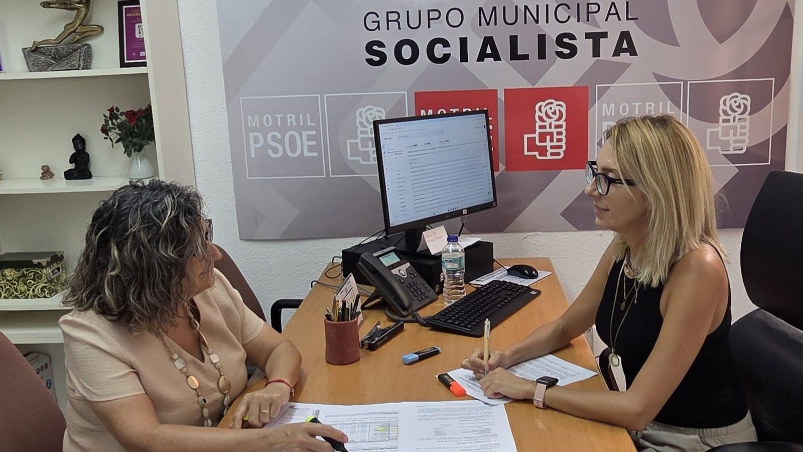 La portavoz adjunta del Grupo Municipal Socialista, Gádor Domínguez y la concejala Dalmira Jiménez