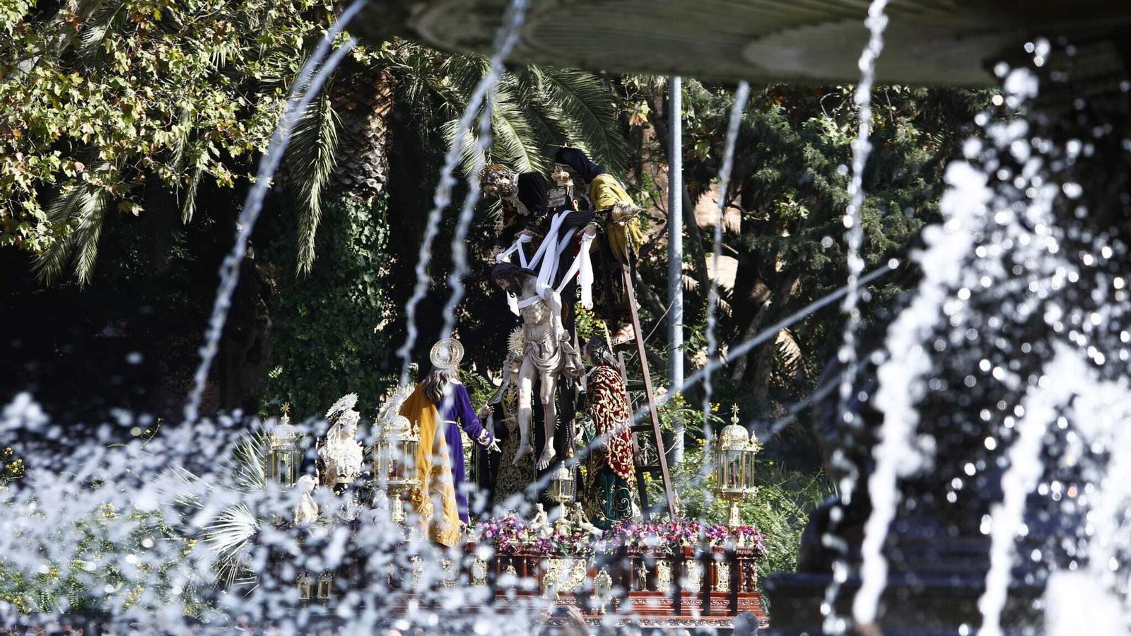 Sagrado Descendimiento en la procesión Magna de Málaga Sagrado Descendimiento en la procesión Magna de Málaga
