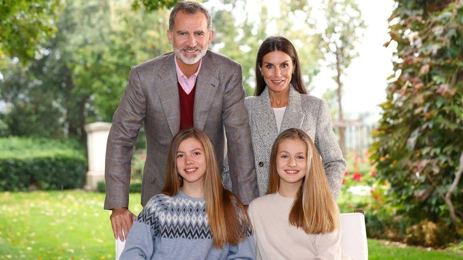 Felipe VI de España y Letizia, con sus hijas Leonor y Sofía, en los jardines de su residencia.