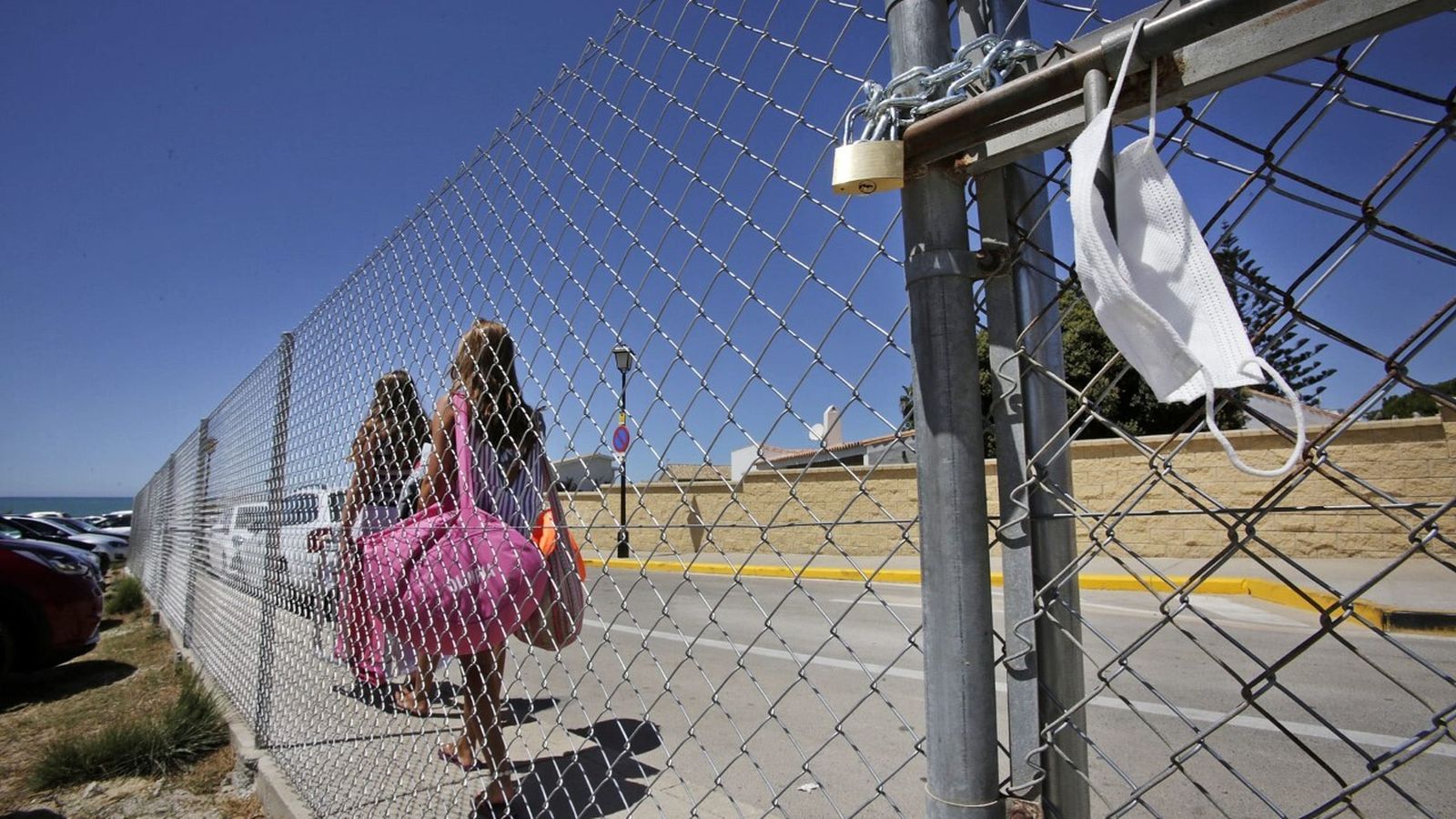 Valla que cerraba el acceso a la playa de la Calita en El Puerto.