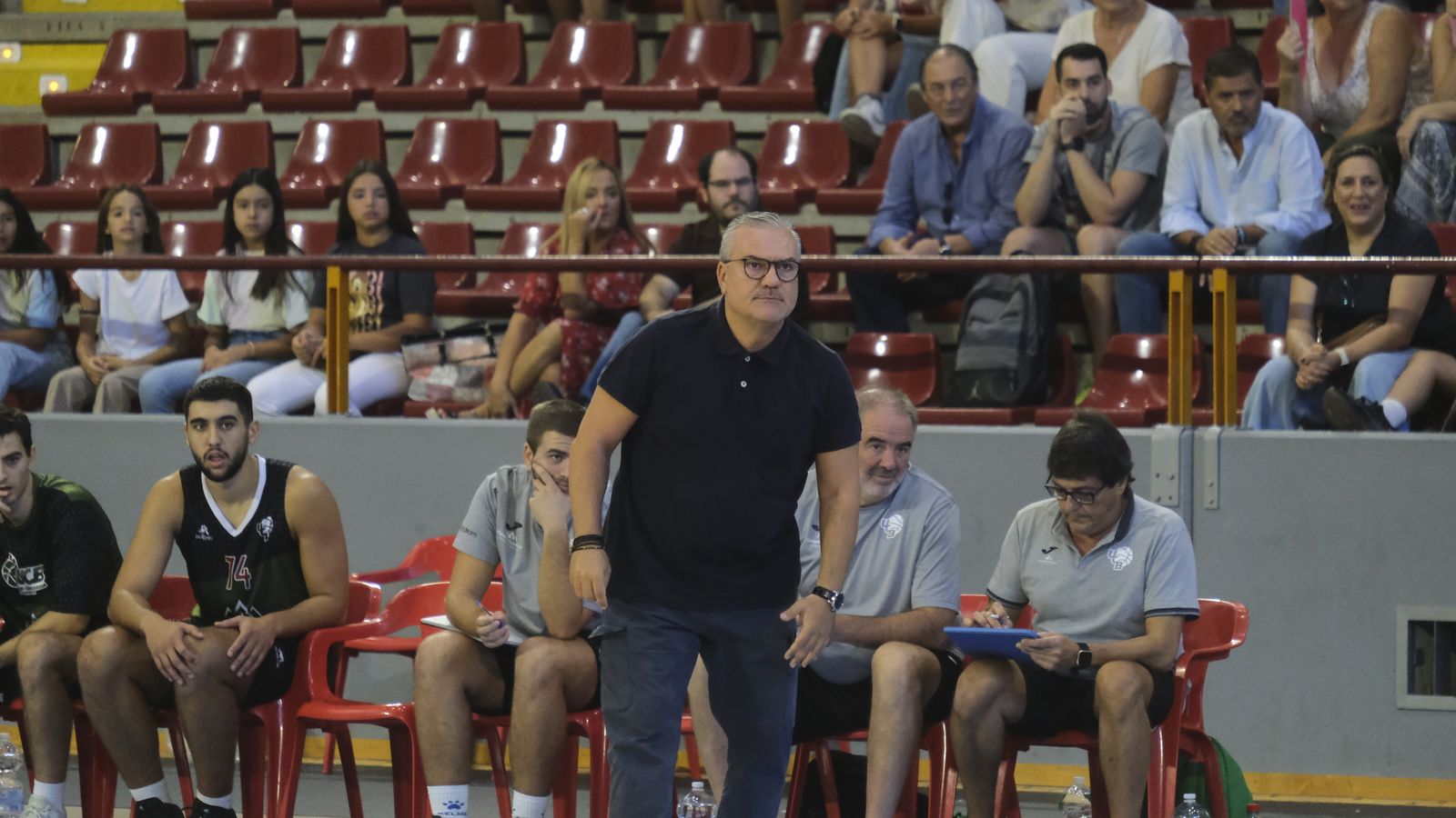Rafa Gomariz, técnico de UCB, sigue atento una jugada de los suyos.