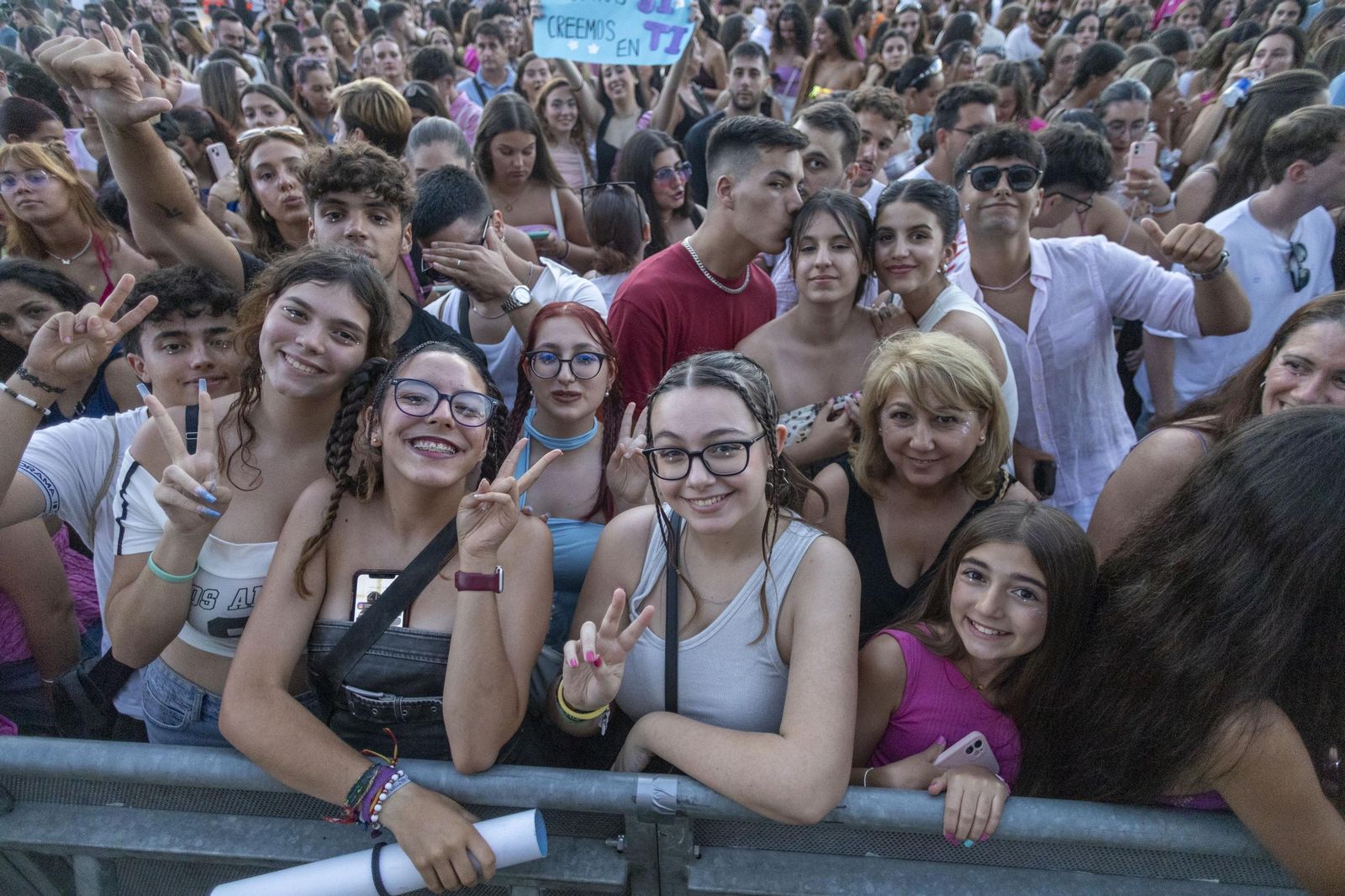 Búscate en las imágenes del concierto de Emilia en Concert Music Festival