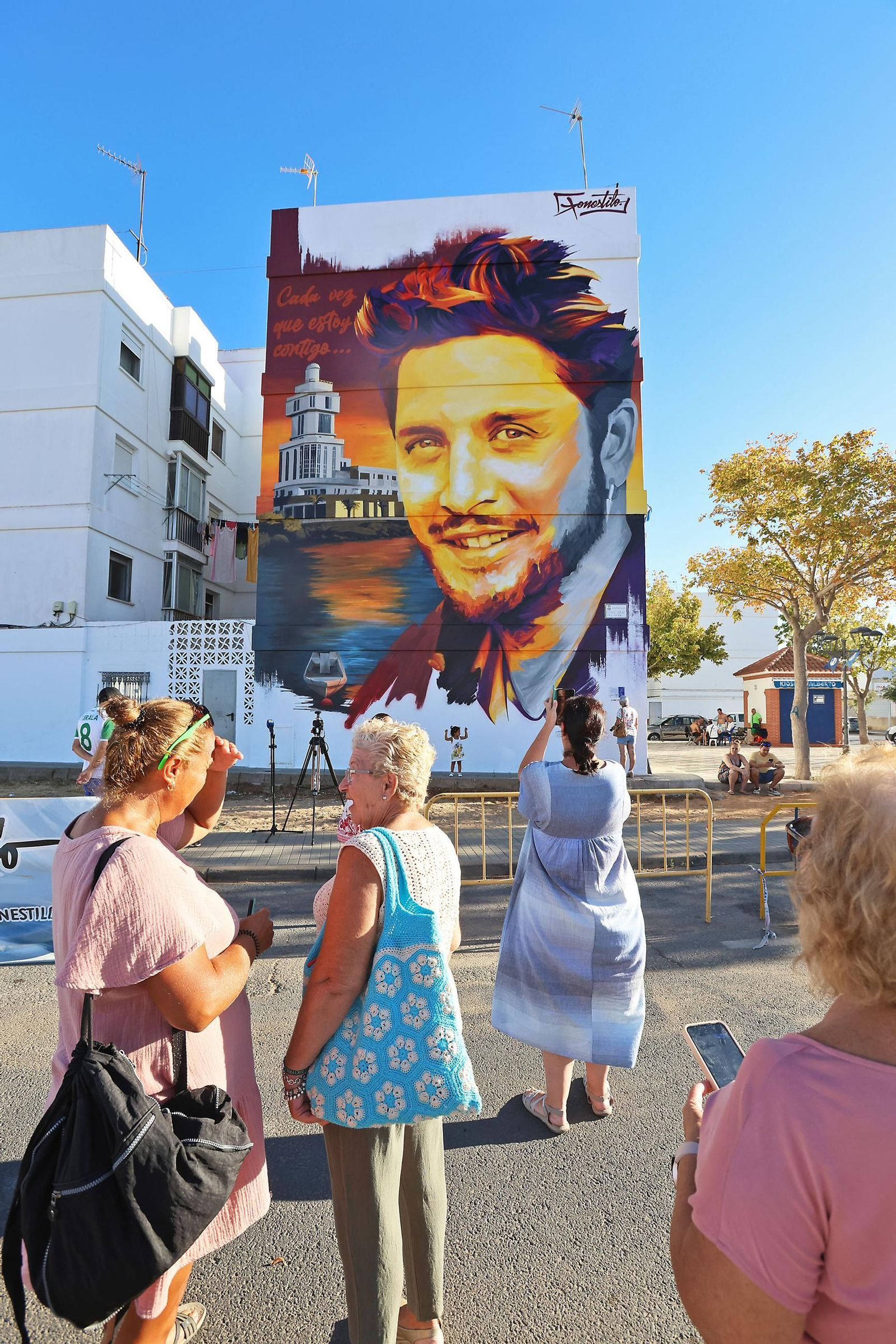Imágenes de la inauguración del mural homenaje a Manuel Carrasco en Isla Cristina