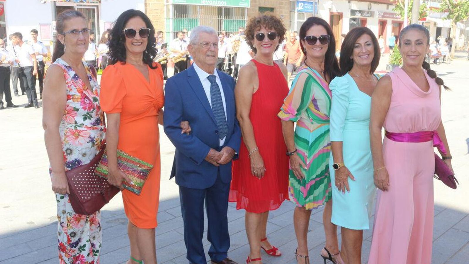 Antonio Cruz junto a sus hijas en su nombramiento como hijo adoptivo de Puerto Real