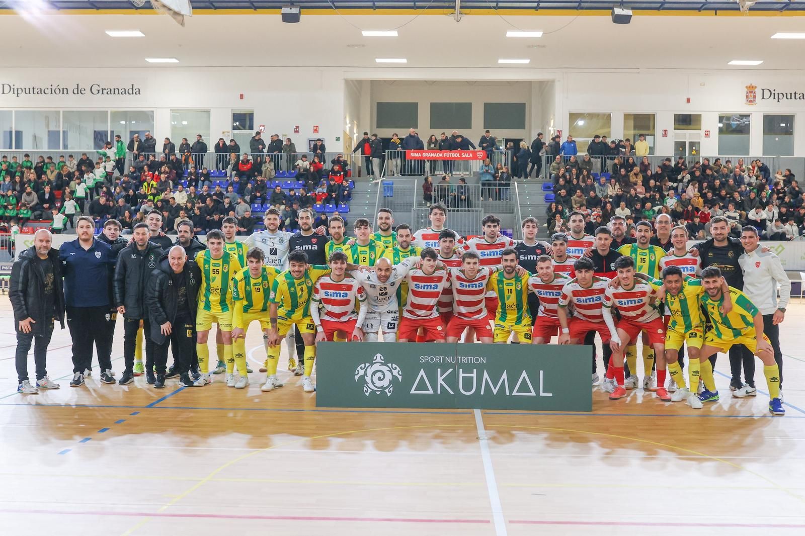 Ambos equipos posan juntos en el pabellón granadino.