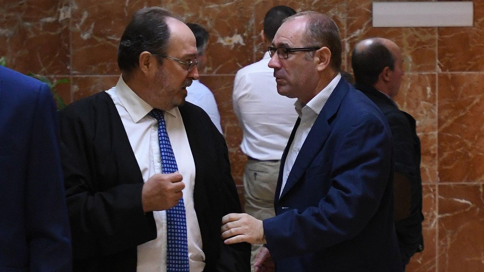 Luis Pérez Montoya en los juzgados con su abogado