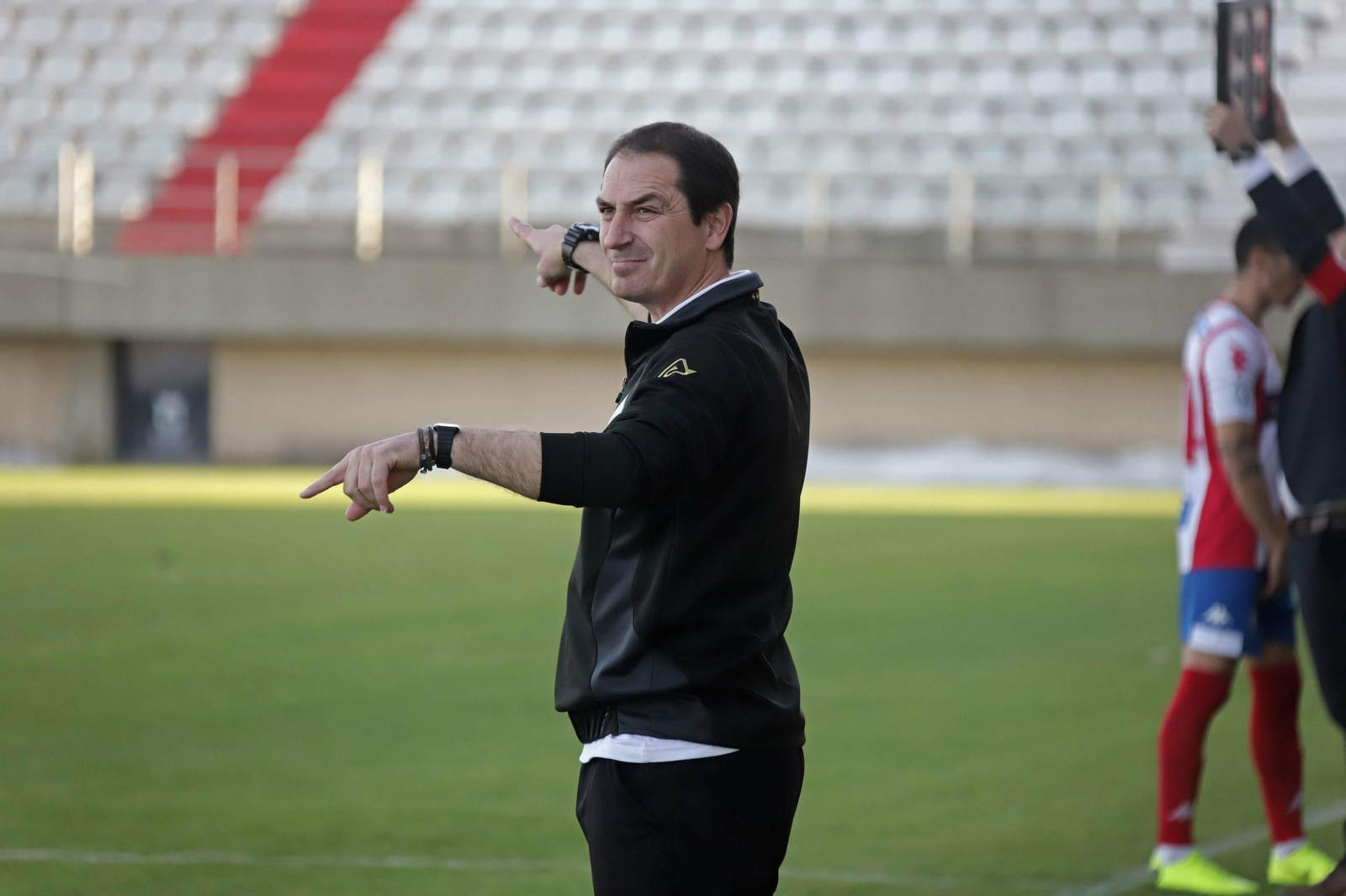 Caro hace indicaciones a sus jugadores en el Nuevo Mirador.