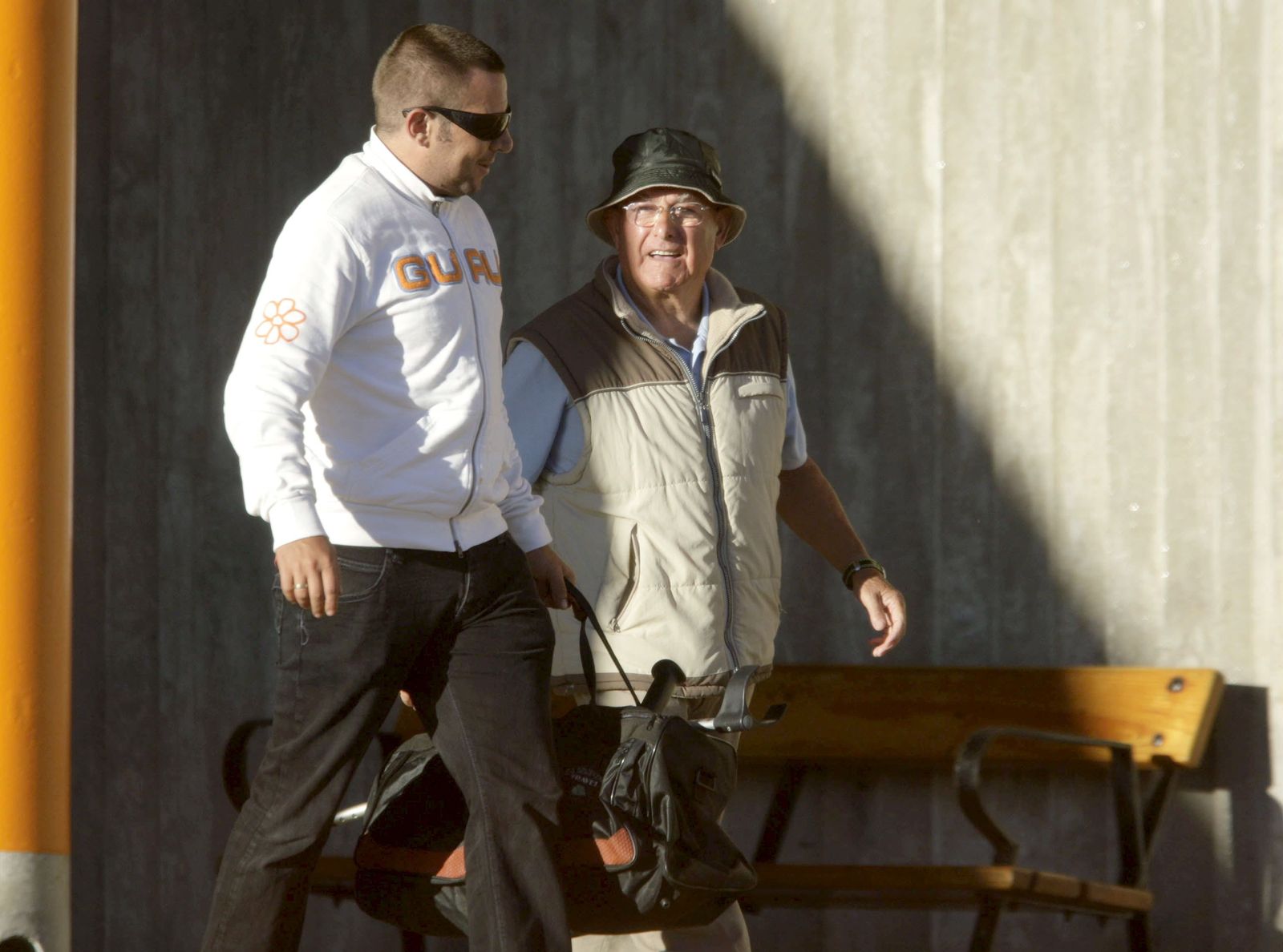 Manuel Charlín, a la derecha de la imagen, a su salida de prisión en 2010.