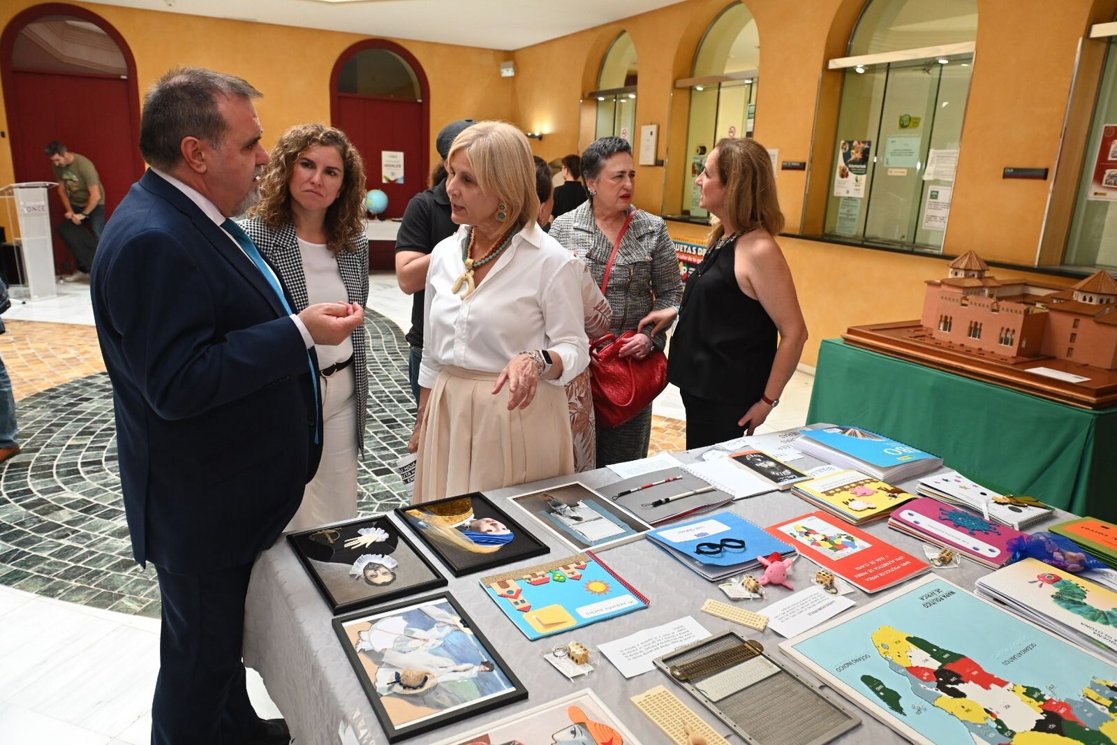 La alcaldesa de Jerez asiste al acto inaugural de la Semana del Grupo Social ONCE.