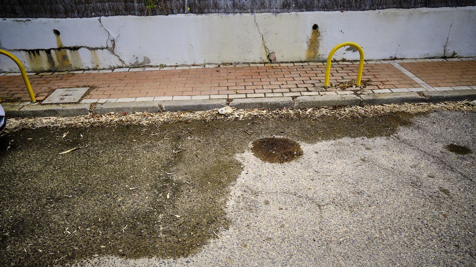 Pavimento en mal estado, susceptible de provocar tropiezos, caidas y accidentes.