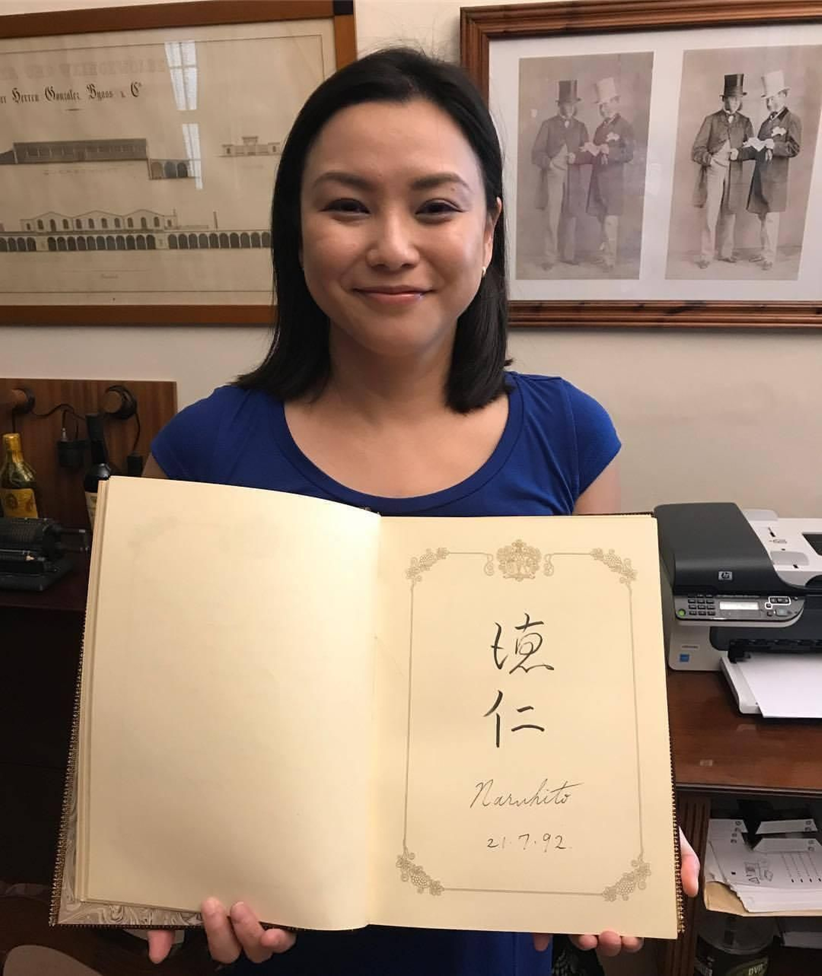 En González Byass con el libro que firmó el actual emperador de Japón en 1992.