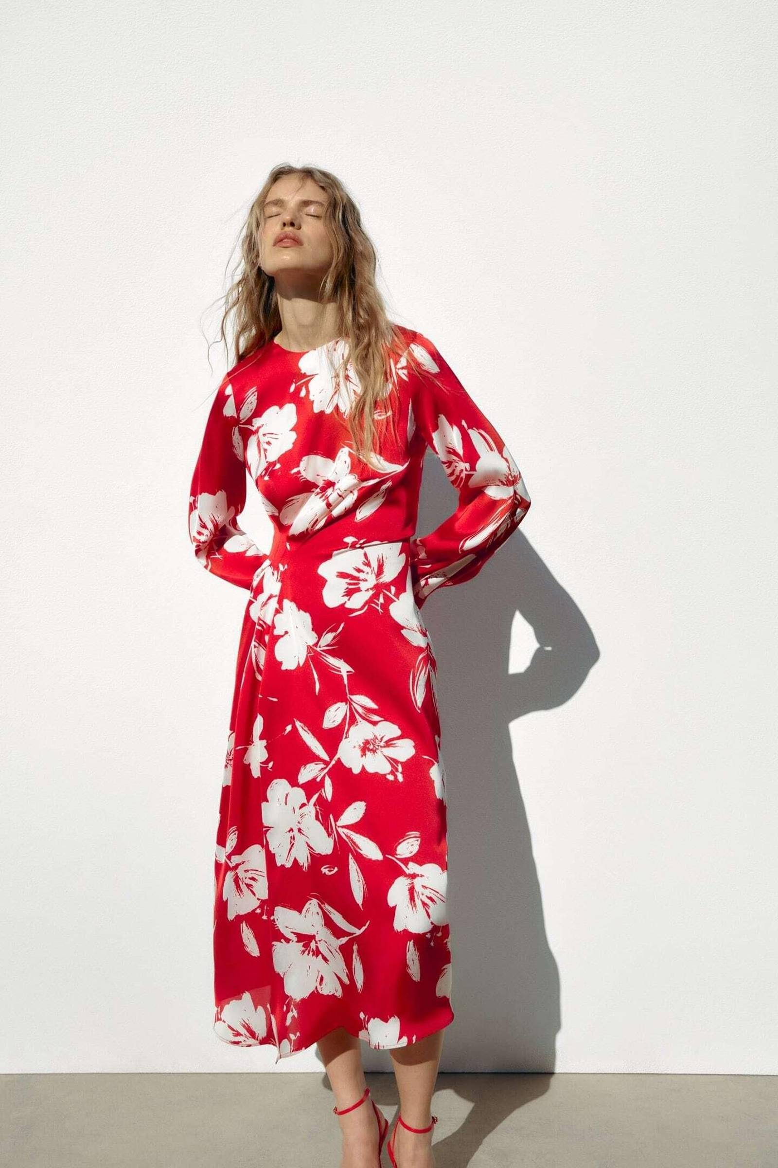 Vestido de flores rojas de Zara.