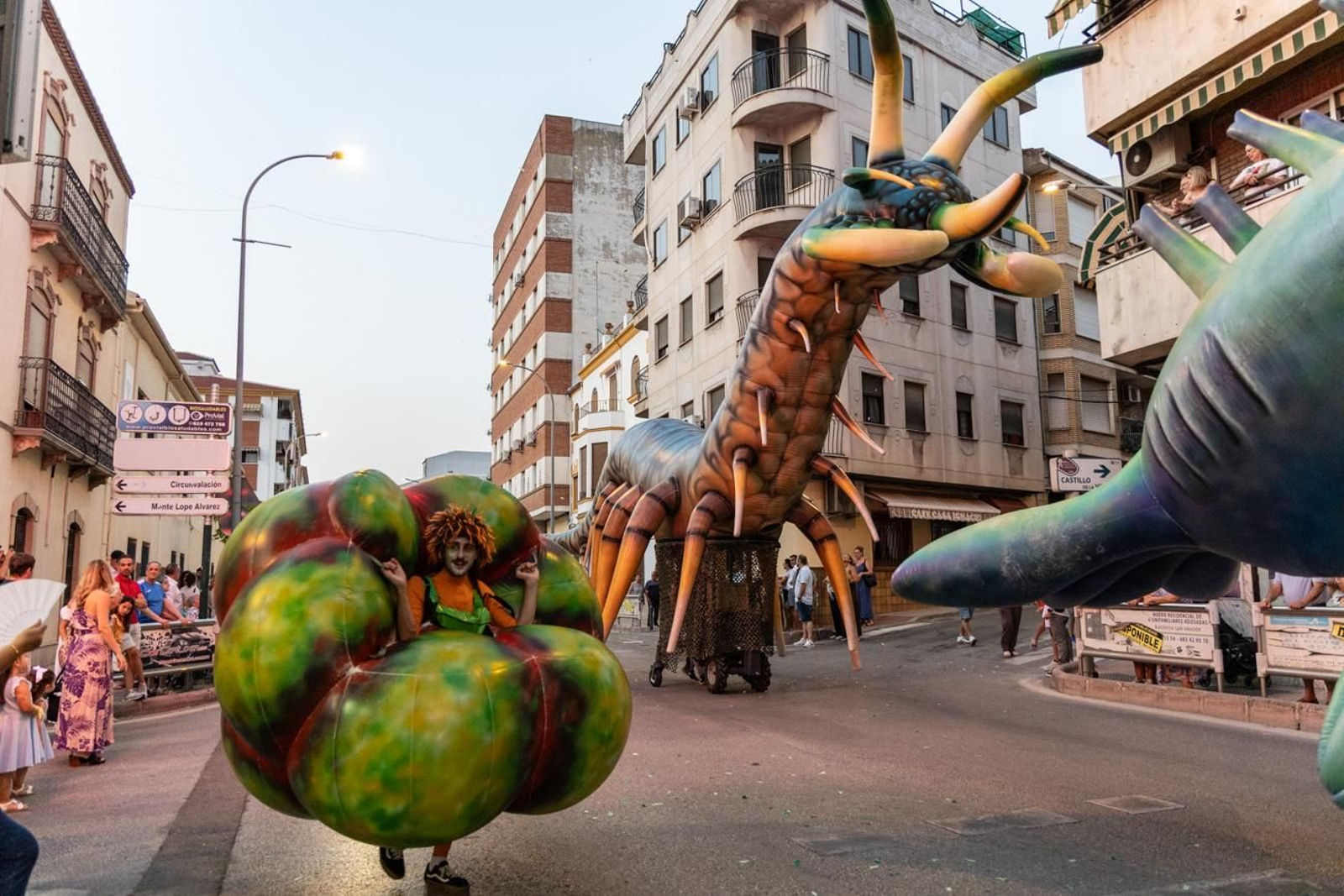 Pasacalles inaugural, fuegos artificiales e iluminación de la portada de feria y del recinto ferial de la Feria de San Bartolomé en Martos