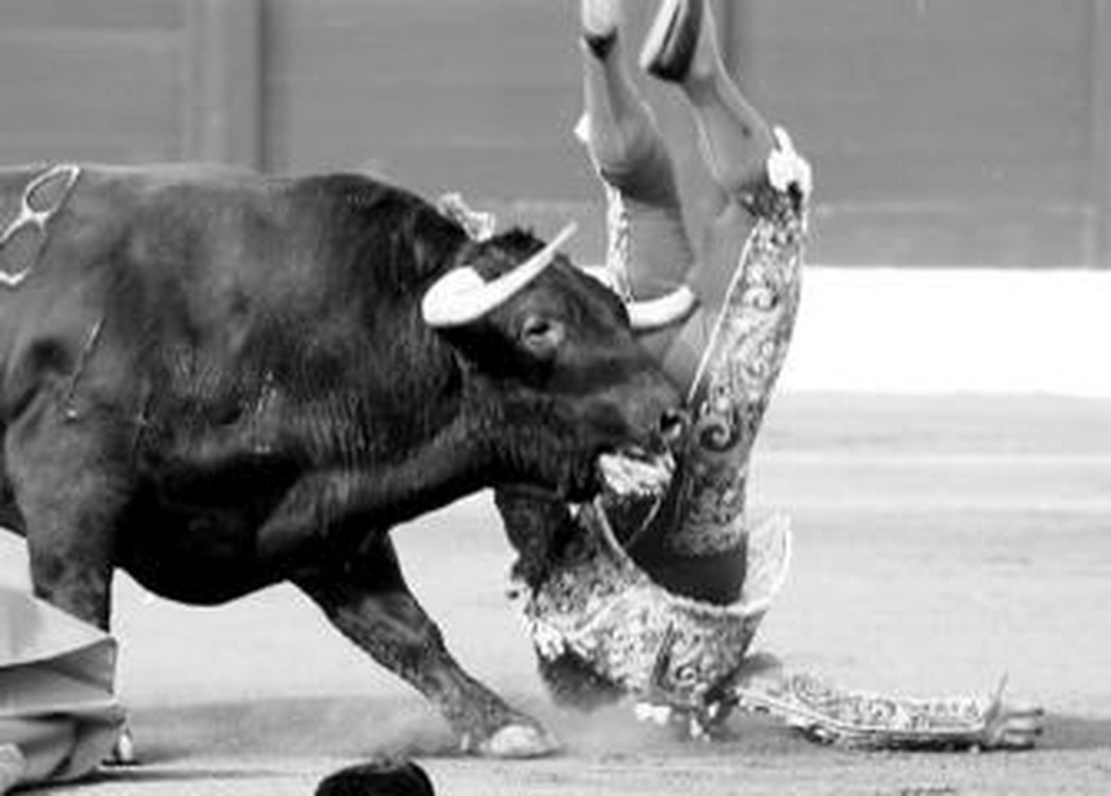 Momento de la cogida que sufrió el diestro Domingo López Chaves, ayer, en la plaza de Santander.