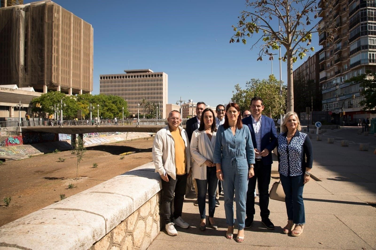 Noelia Losada y parte de su equipo junto al río Guadalmedina.